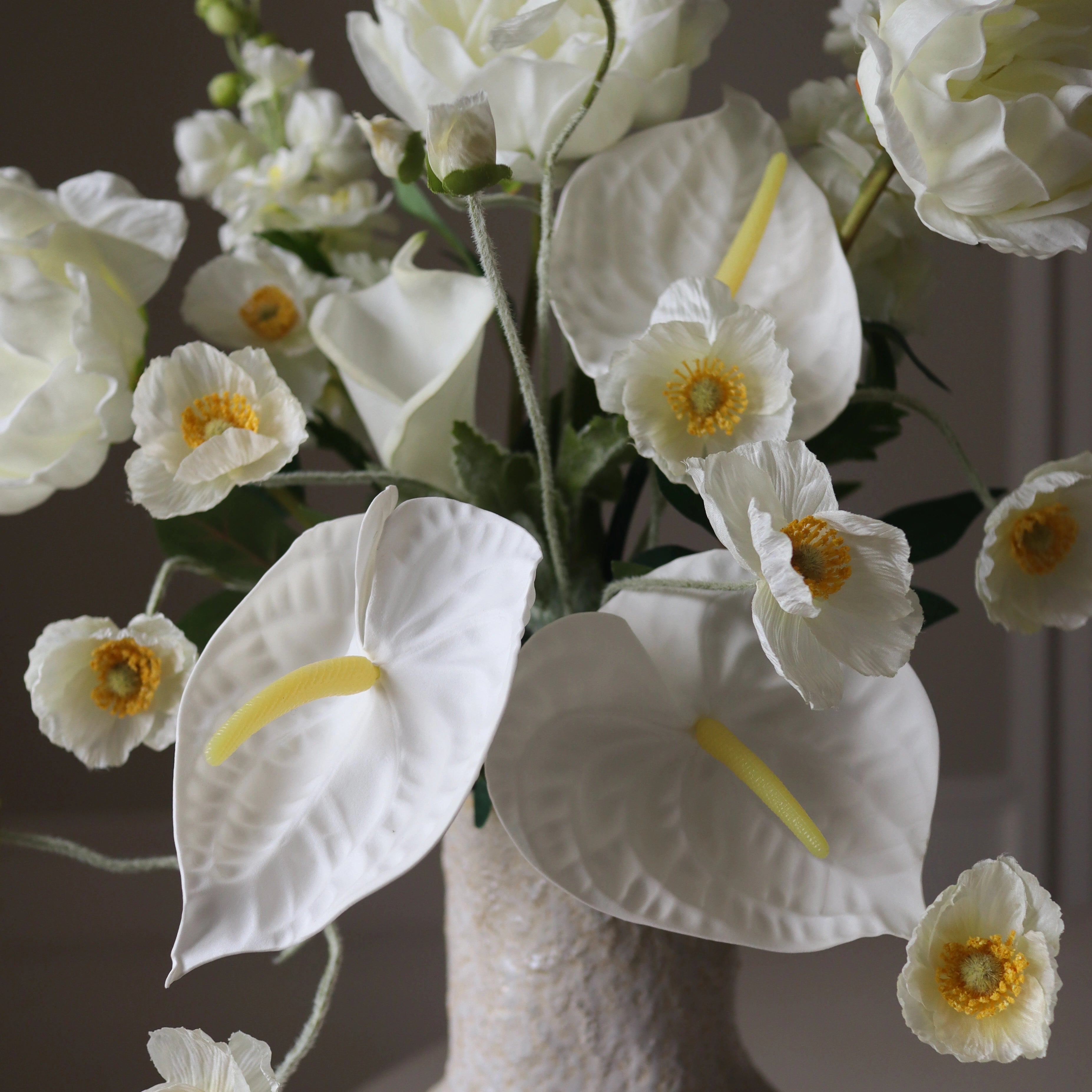 Bright White met vaas — kunstbloemen bundel van Botane, detailfoto 2