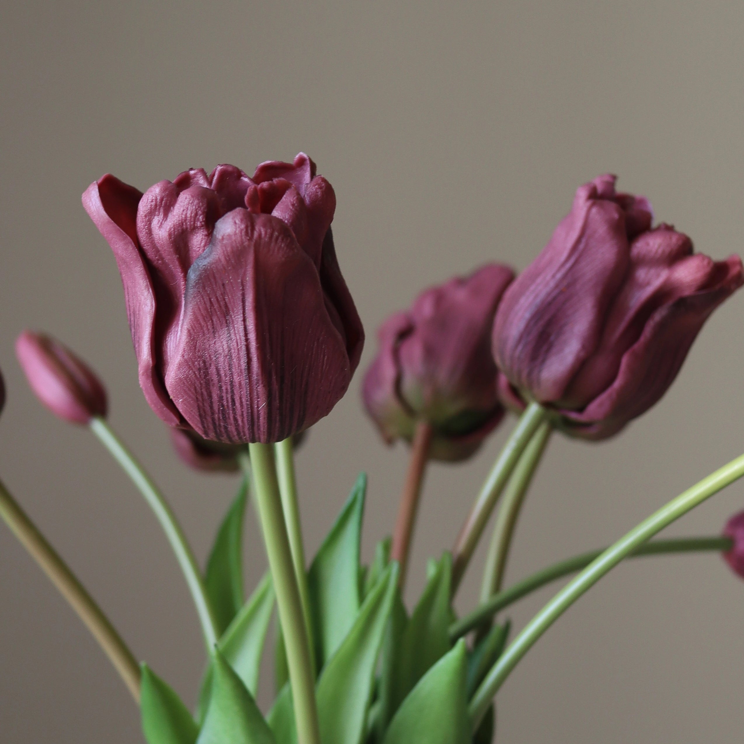 Purple Triumph Tulip Bouquet — kunstbloemen boeket van Botane, detailfoto 2