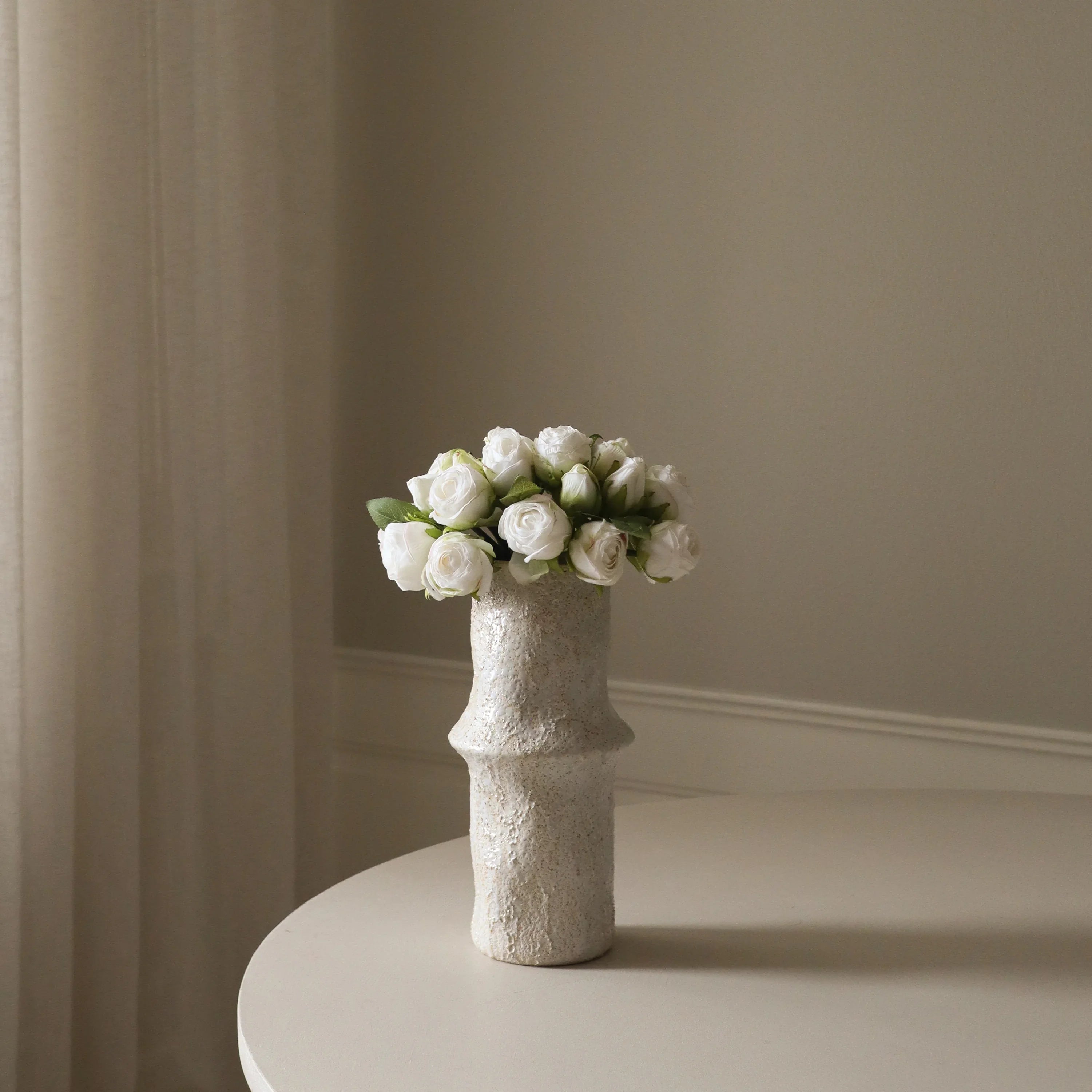 White Mini Roses Bundle — kunstbloemen boeket van Botane, detailfoto 3