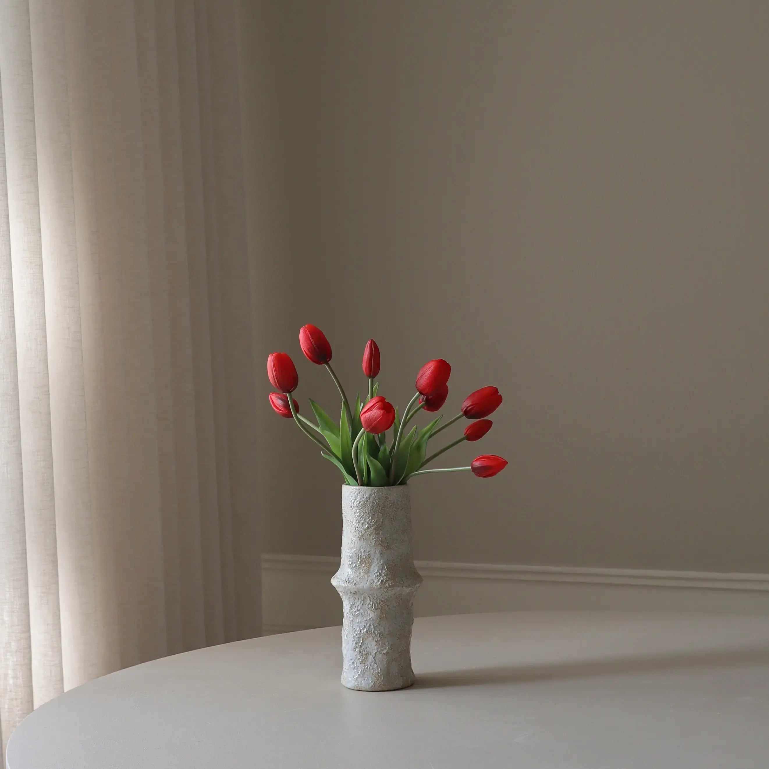 Red Tulip Bouquet — kunstbloemen boeket van Botane, detailfoto 3