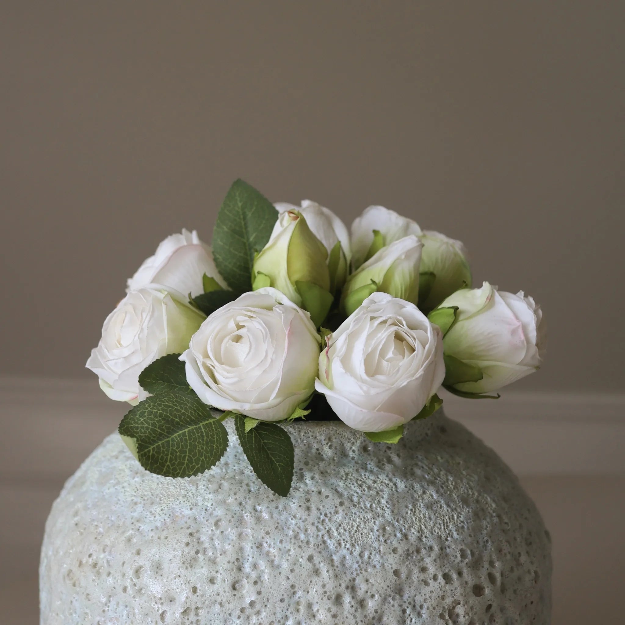 White Mini Roses Bundle met vaas — kunstbloemen bundel van Botane, detailfoto 2
