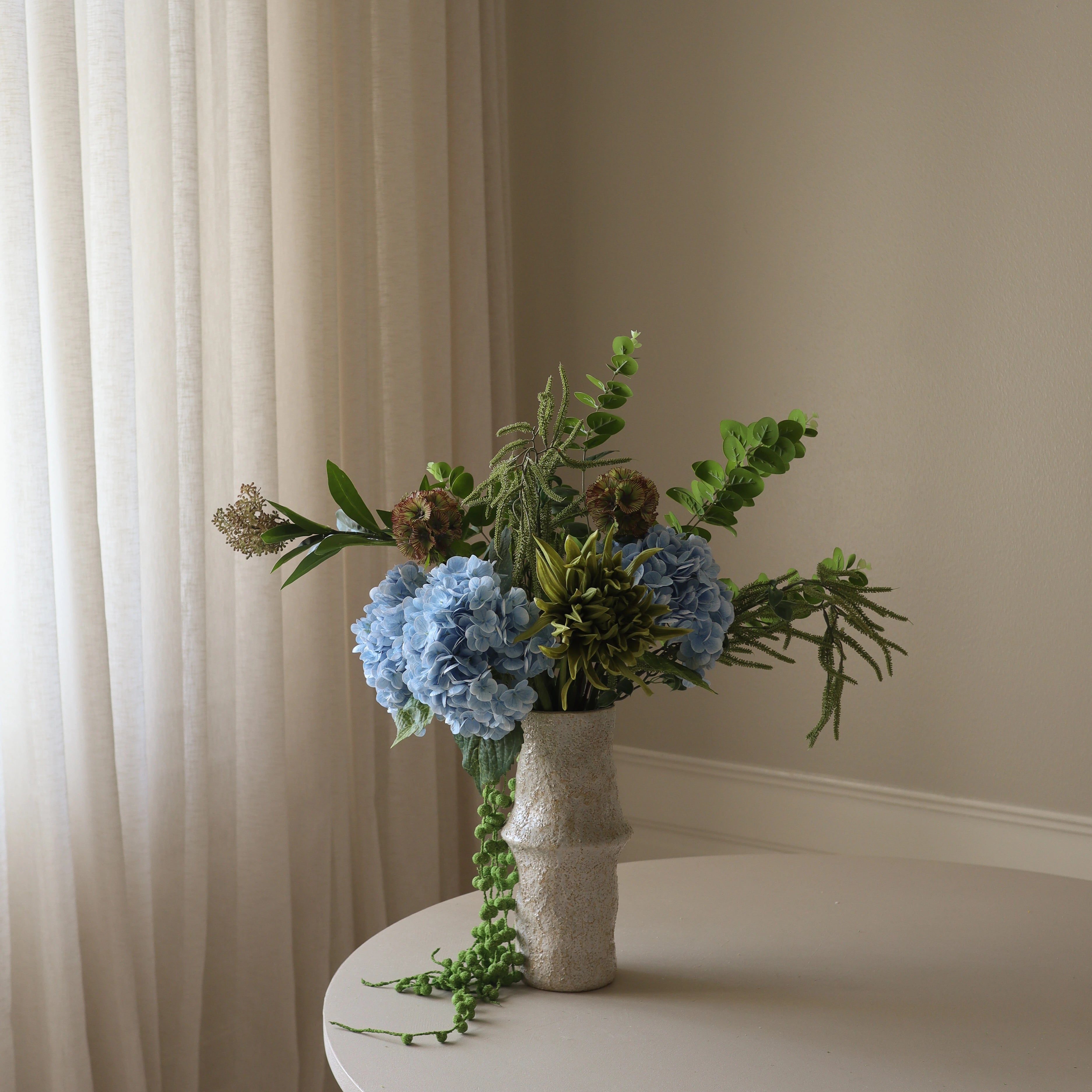 Sparkling Water met vaas — kunstbloemen bundel van Botane