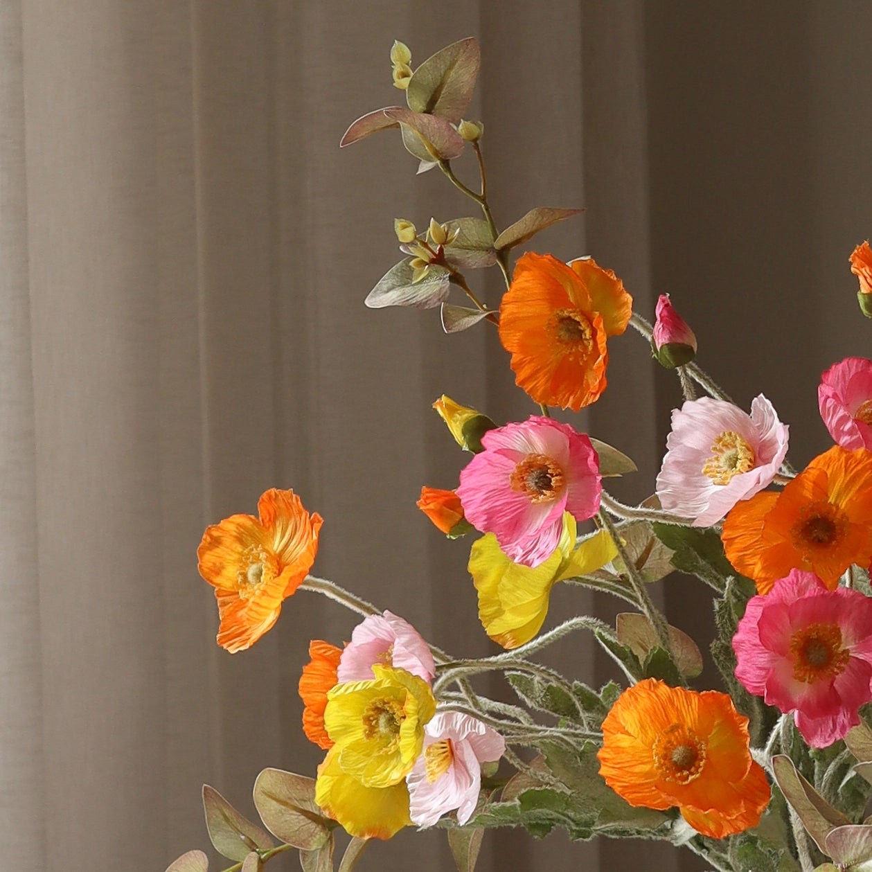 Poppy Spritz met vaas — kunstbloemen bundel van Botane, detailfoto 2