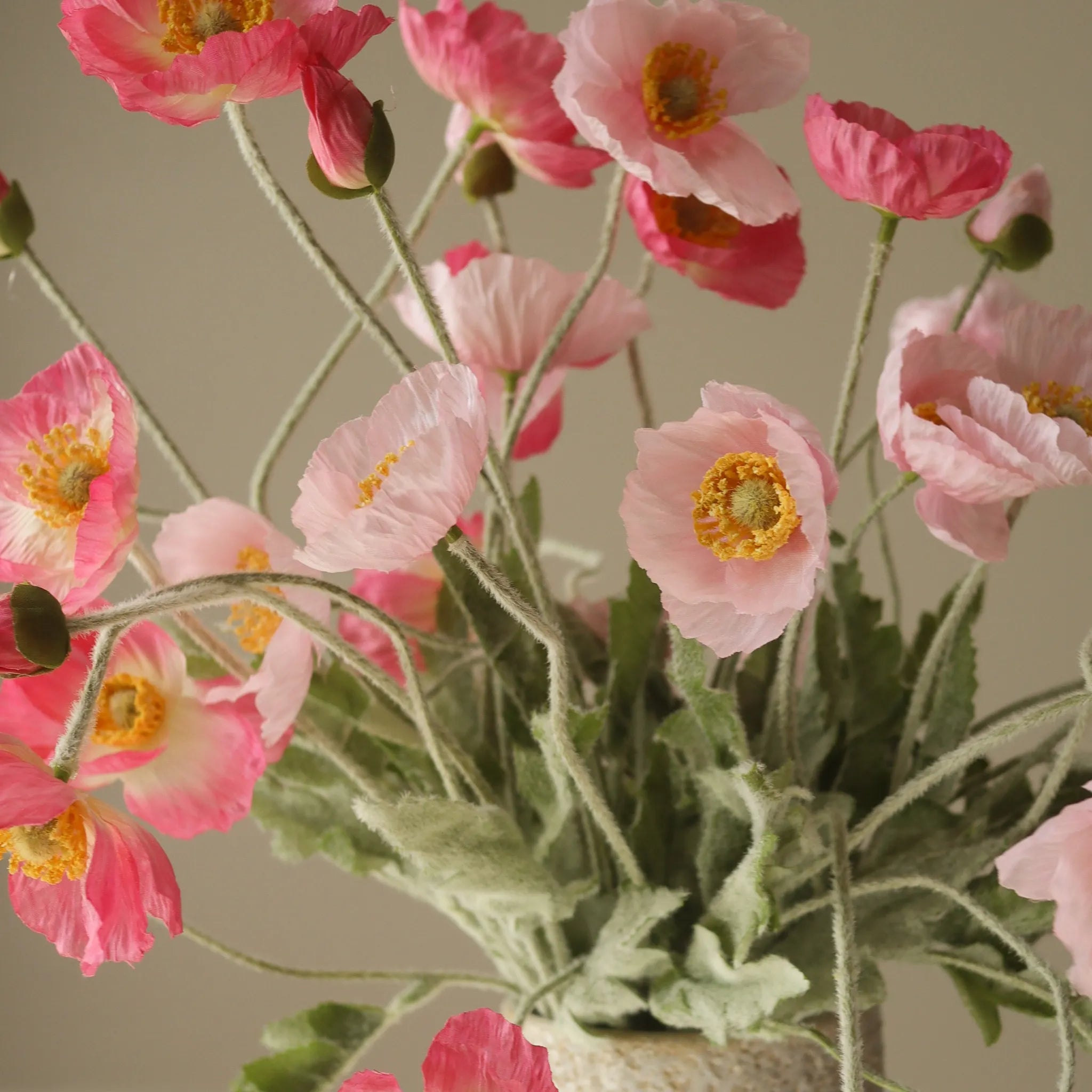 Pink Pursuit met vaas — kunstbloemen bundel van Botane, detailfoto 2