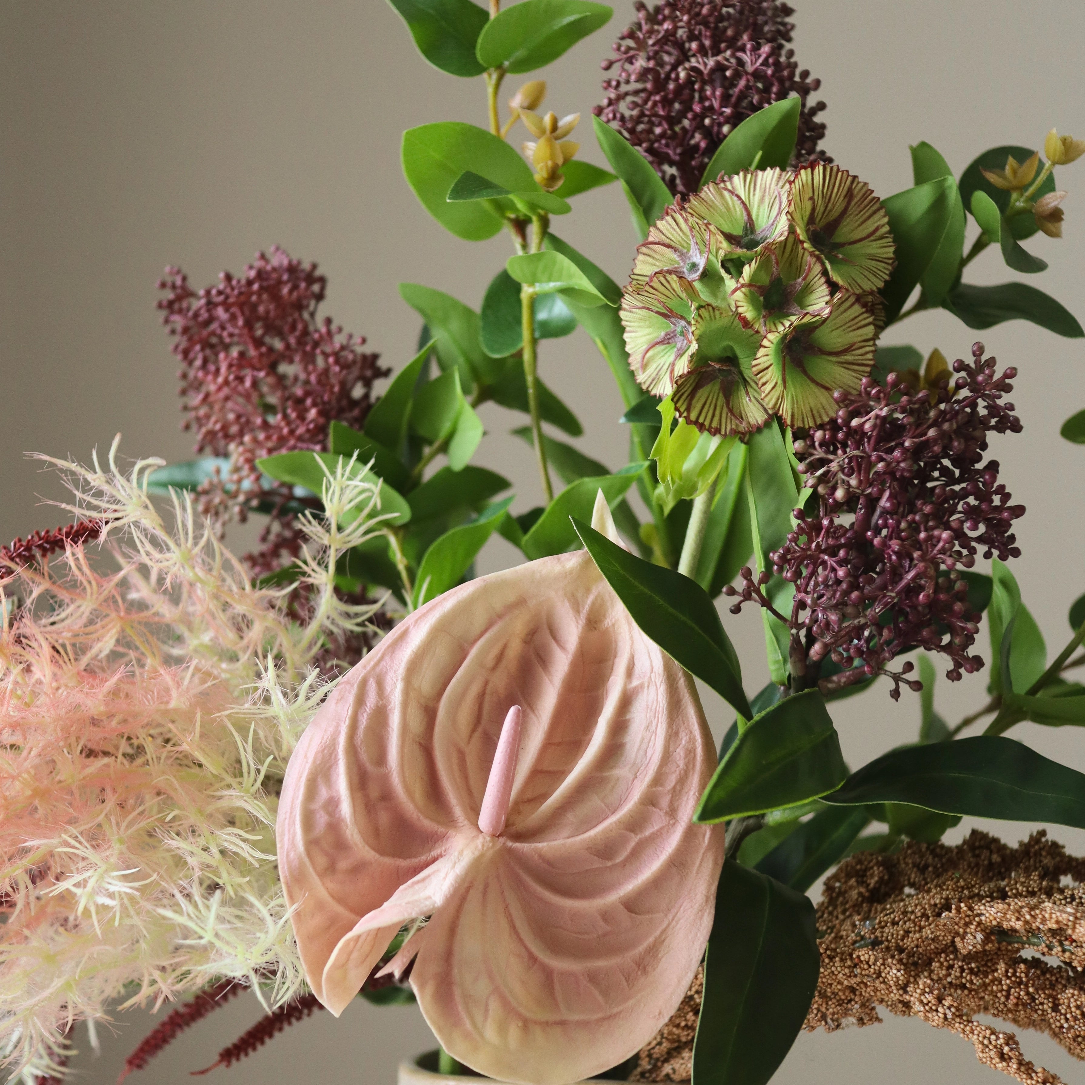 Scarlet Letter — kunstbloemen boeket van Botane, detailfoto 2