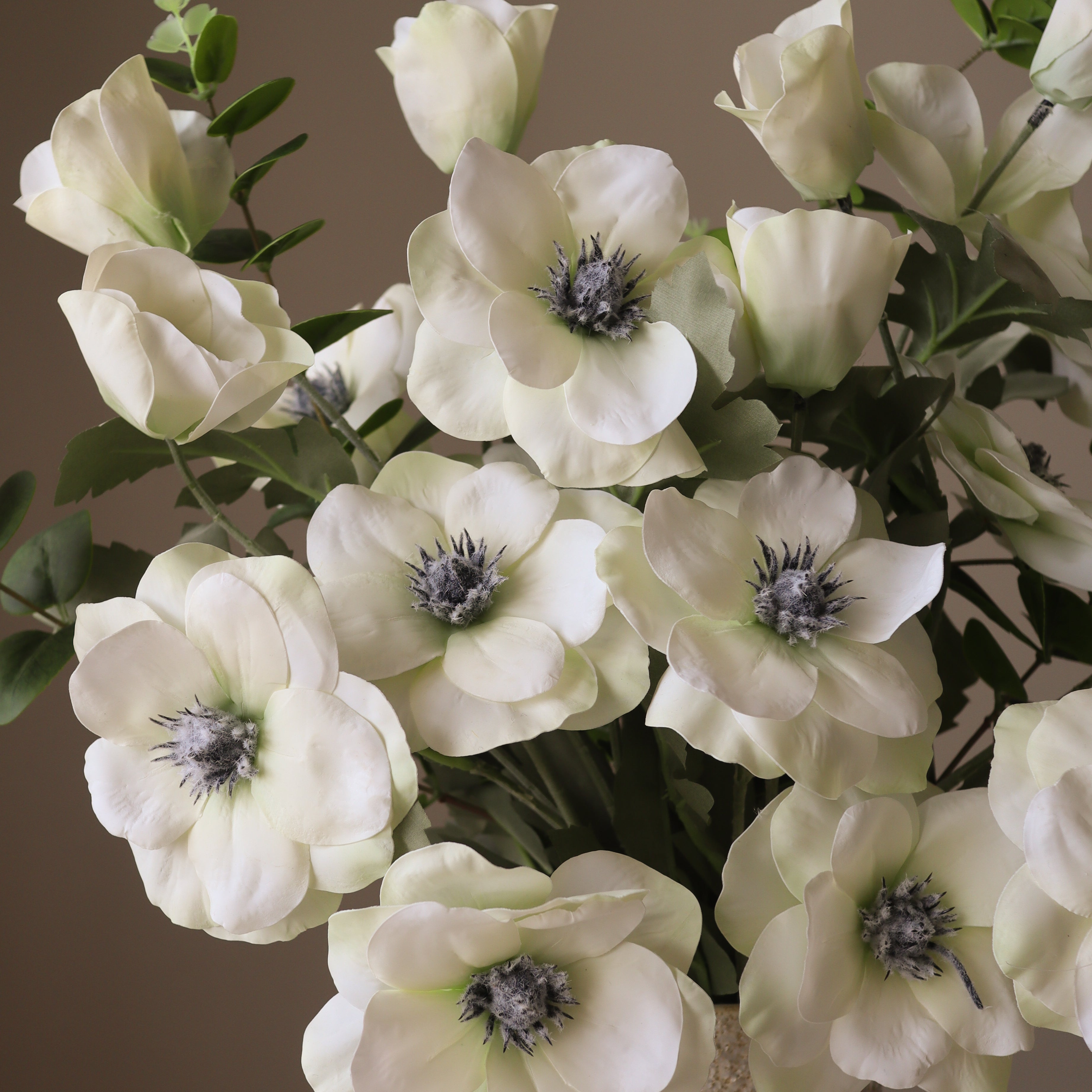 White Satin met vaas — kunstbloemen bundel van Botane, detailfoto 2