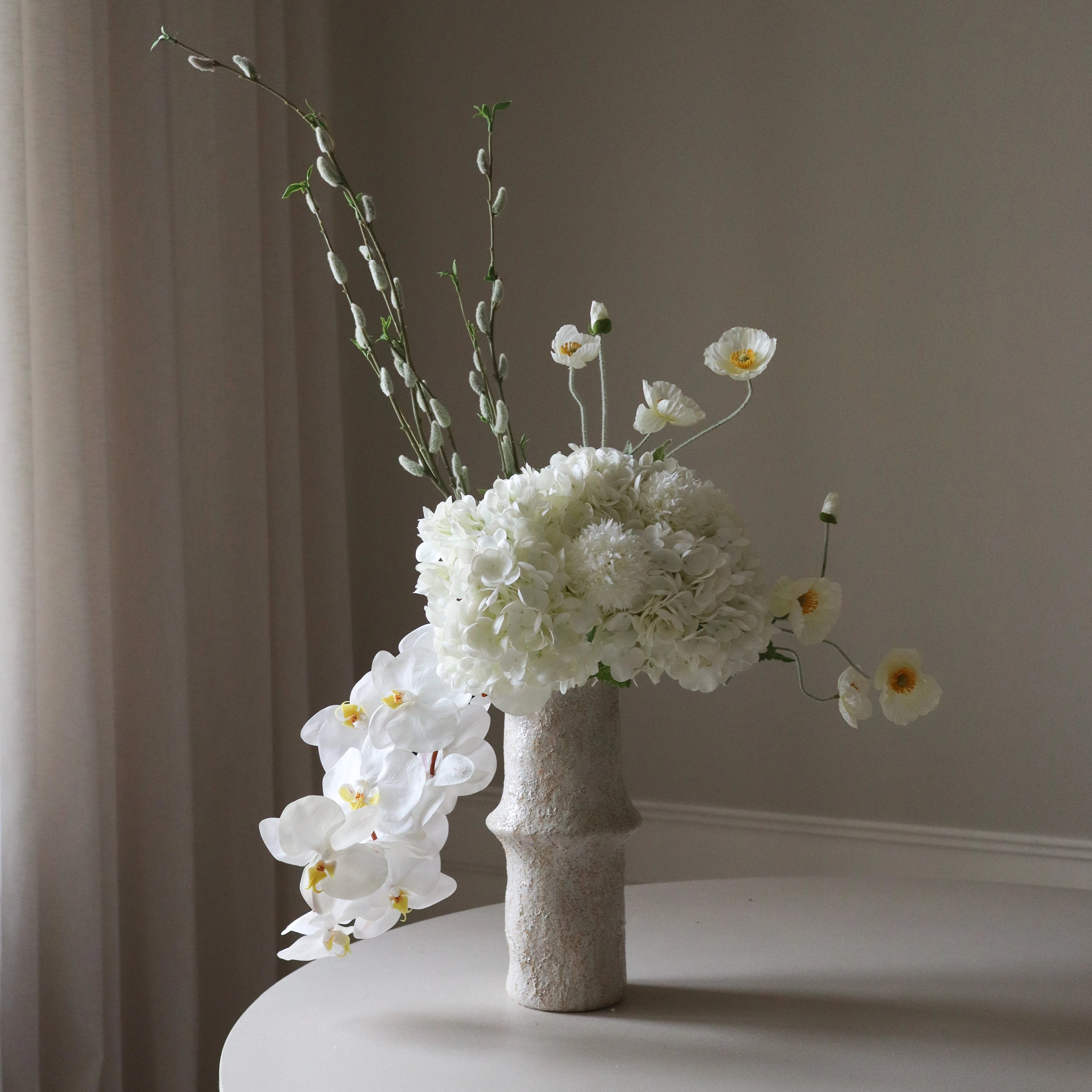 The Hamptons met vaas — kunstbloemen bundel van Botane