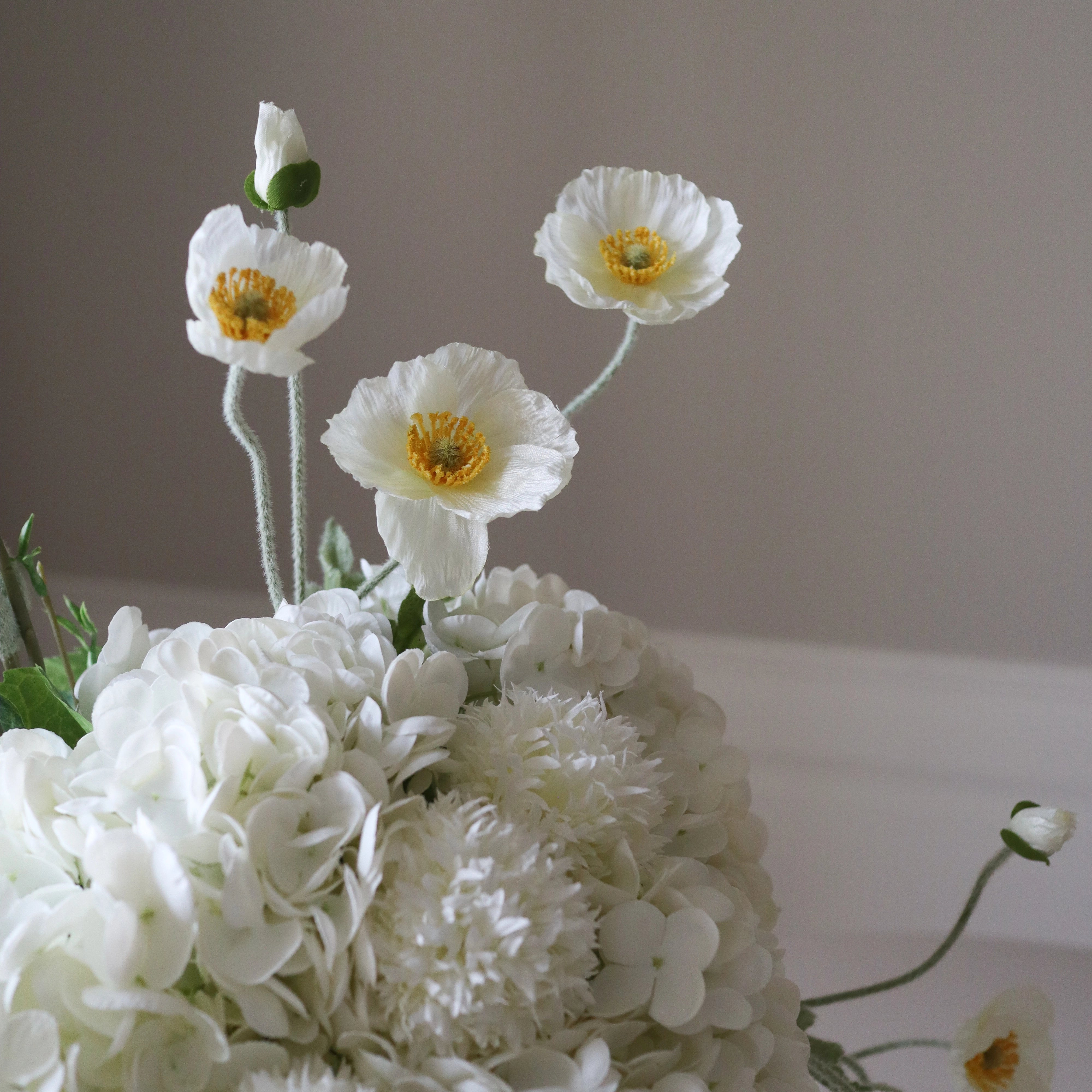 The Hamptons met vaas — kunstbloemen bundel van Botane, detailfoto 2