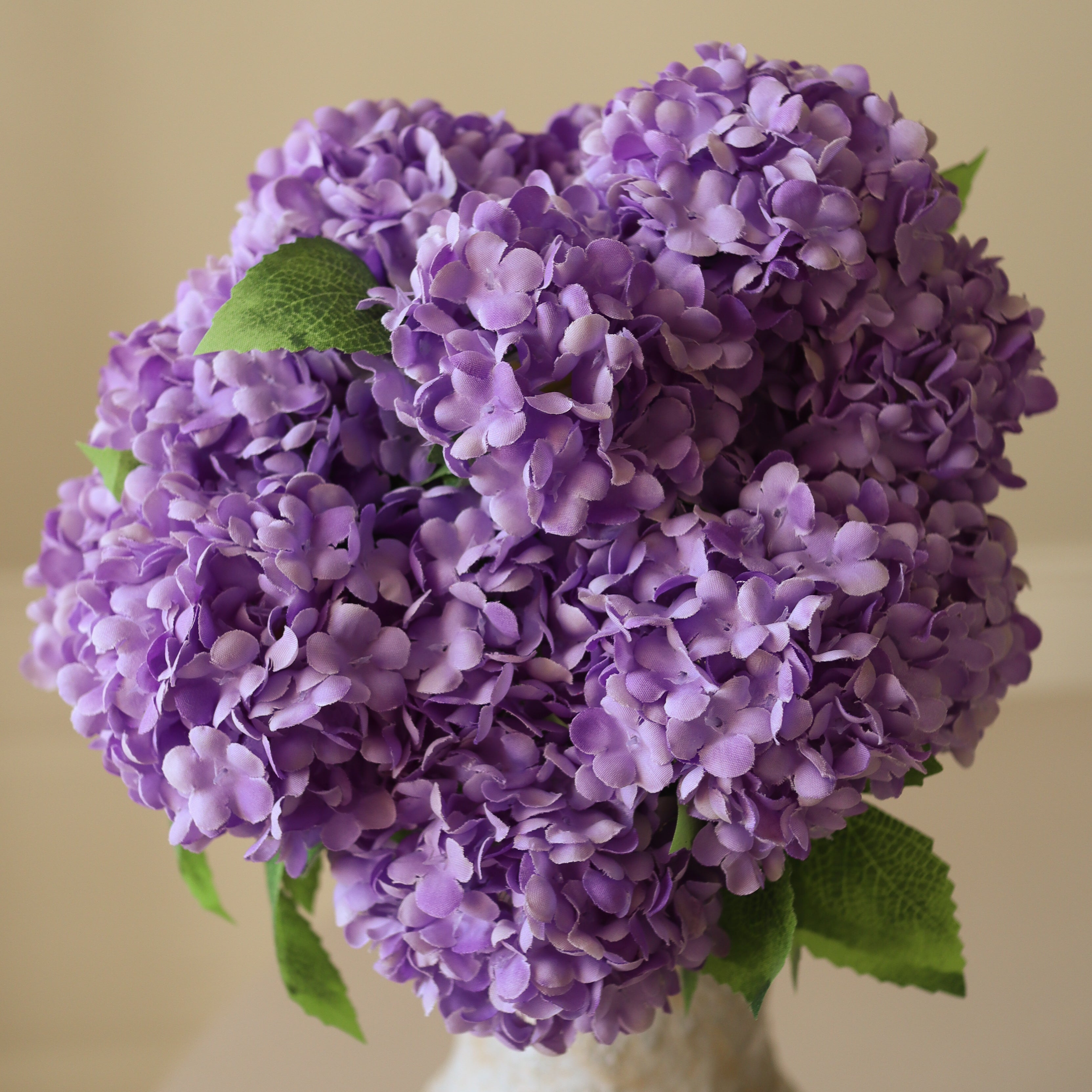Purple Mini Snowball Hydrangea Bouquet met vaas — kunstbloemen bundel van Botane, detailfoto 2