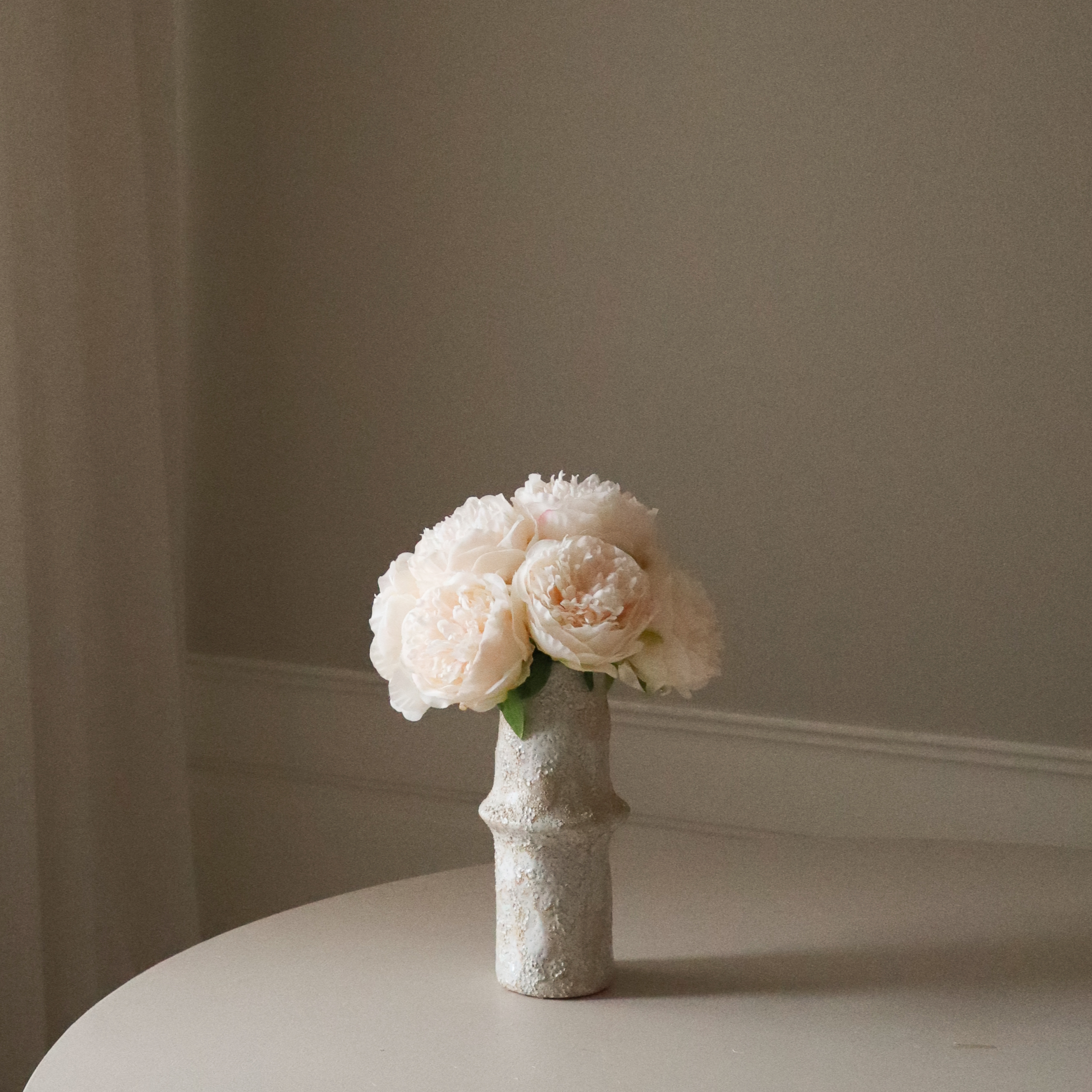 Cream Mini Peony Bouquet met vaas