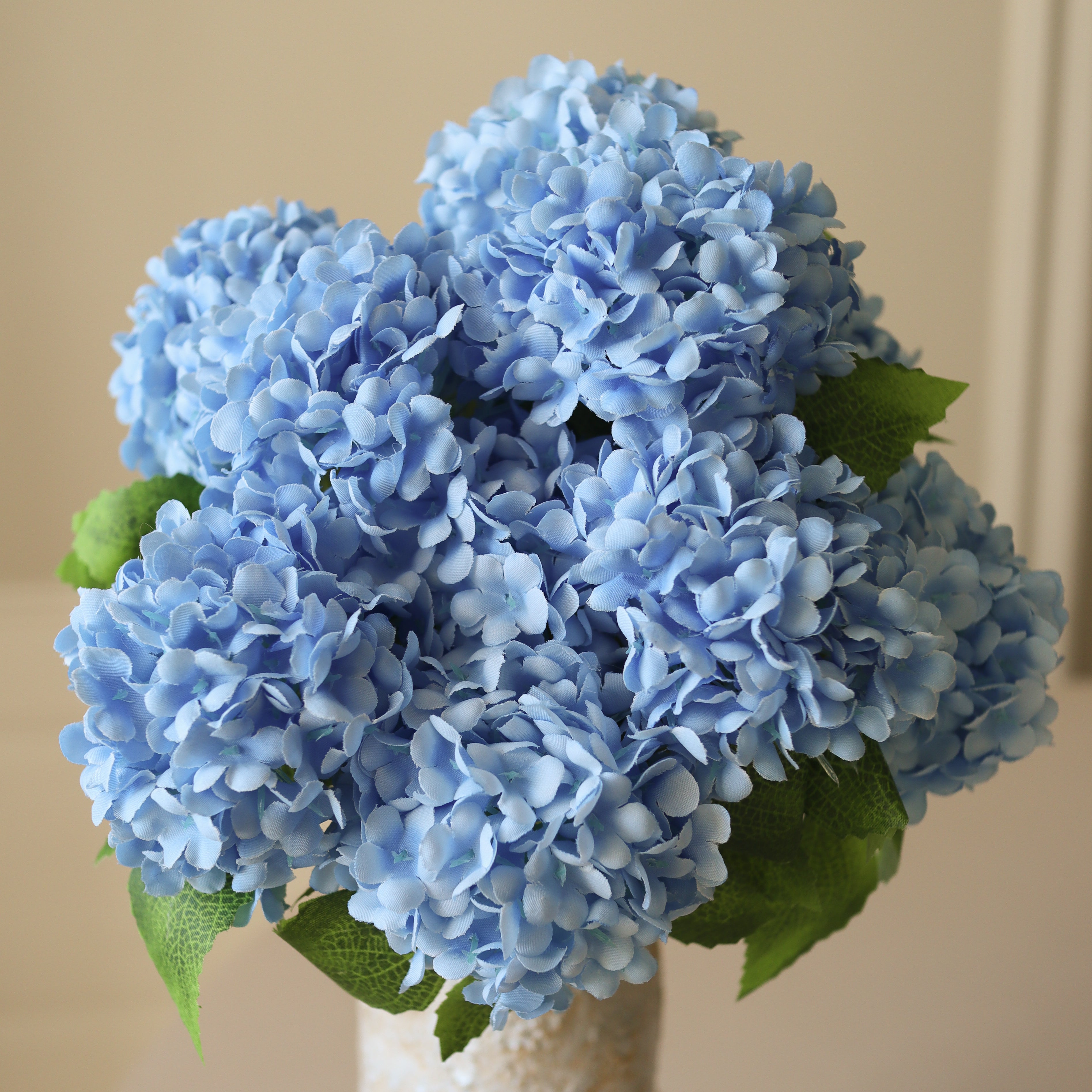 Blue Mini Snowball Hydrangea Bouquet — kunstbloemen boeket van Botane, detailfoto 2