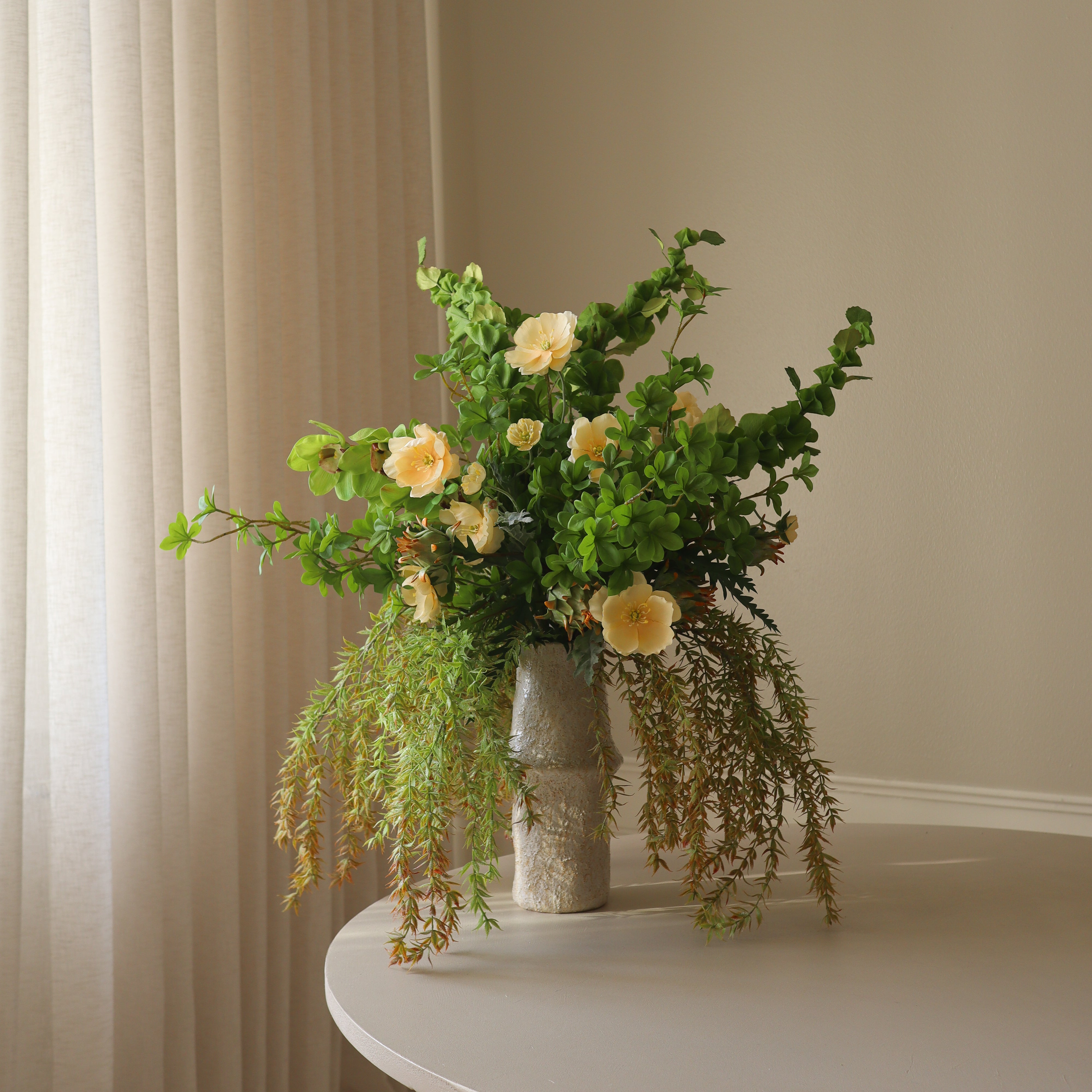 Meadow Whispers met vaas — kunstbloemen bundel van Botane