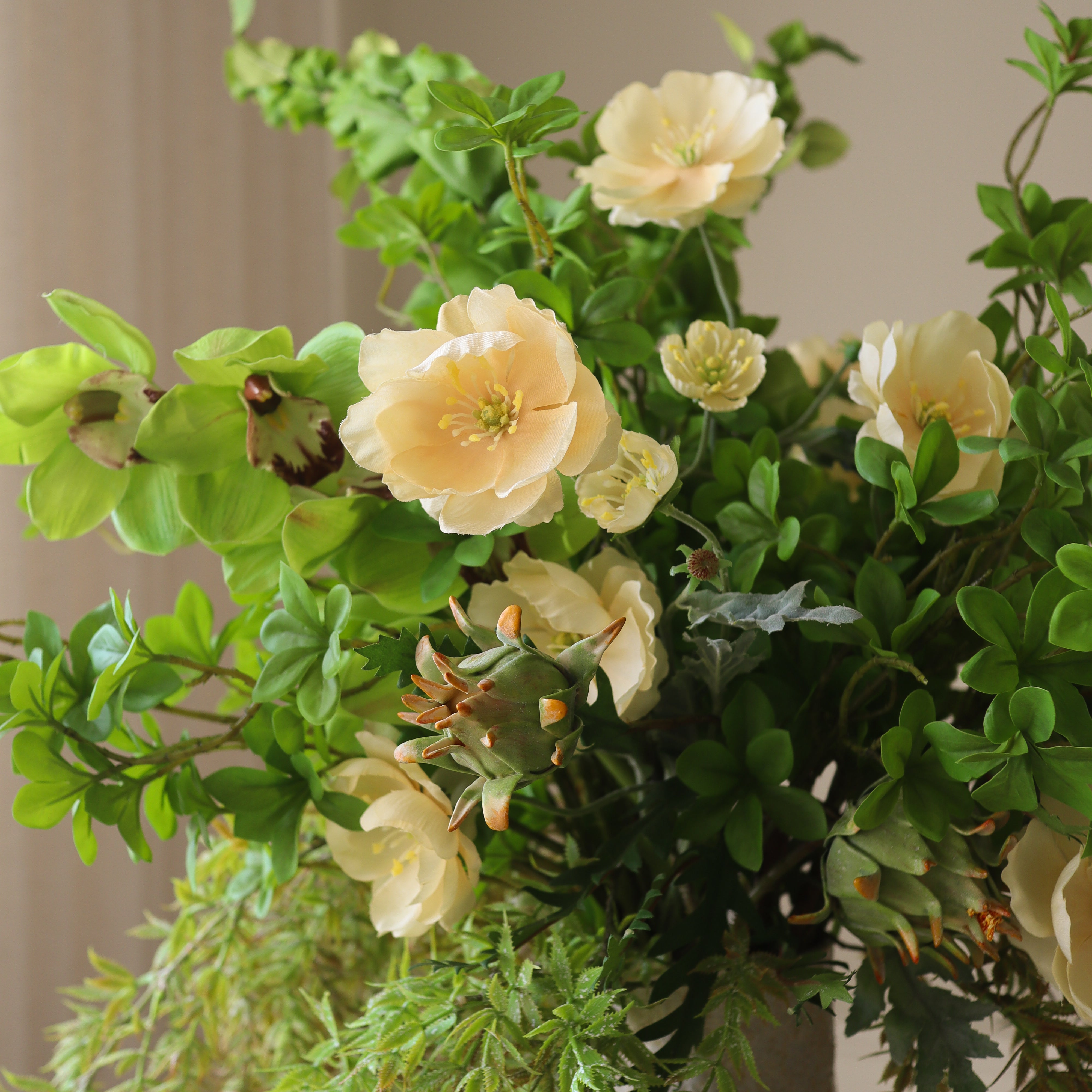 Meadow Whispers — kunstbloemen boeket van Botane, detailfoto 2