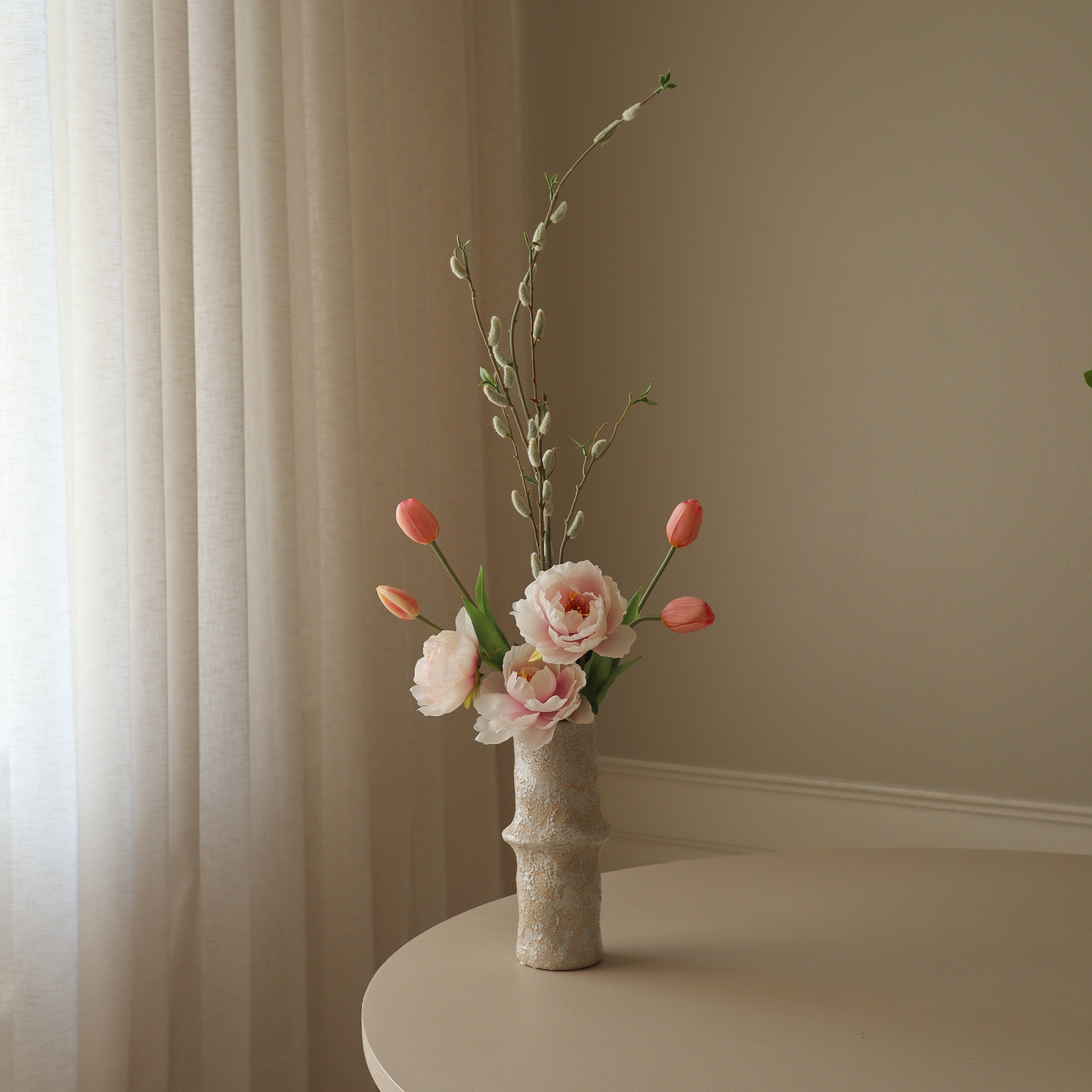 Pale Bloom met vaas