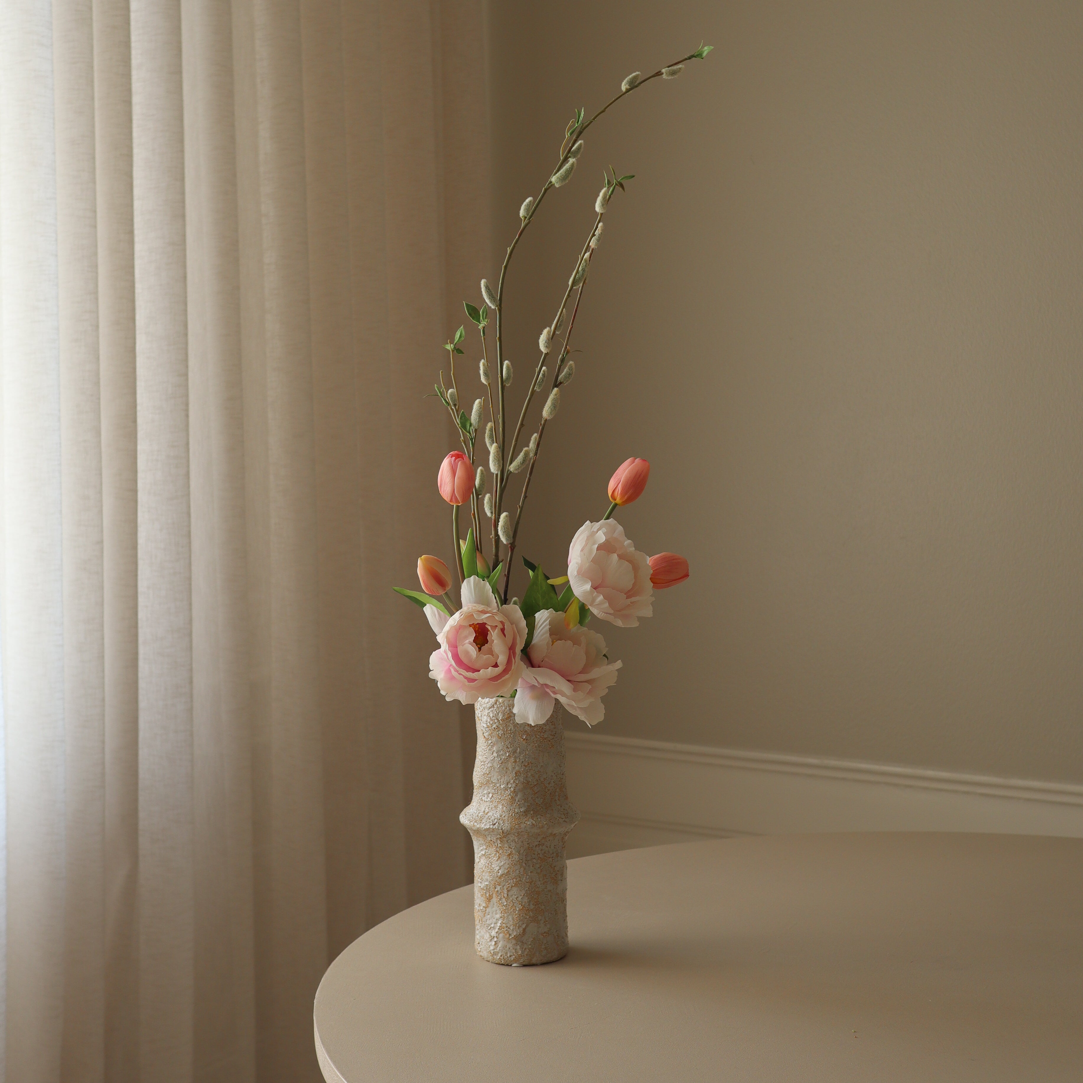 Pale Bloom met vaas