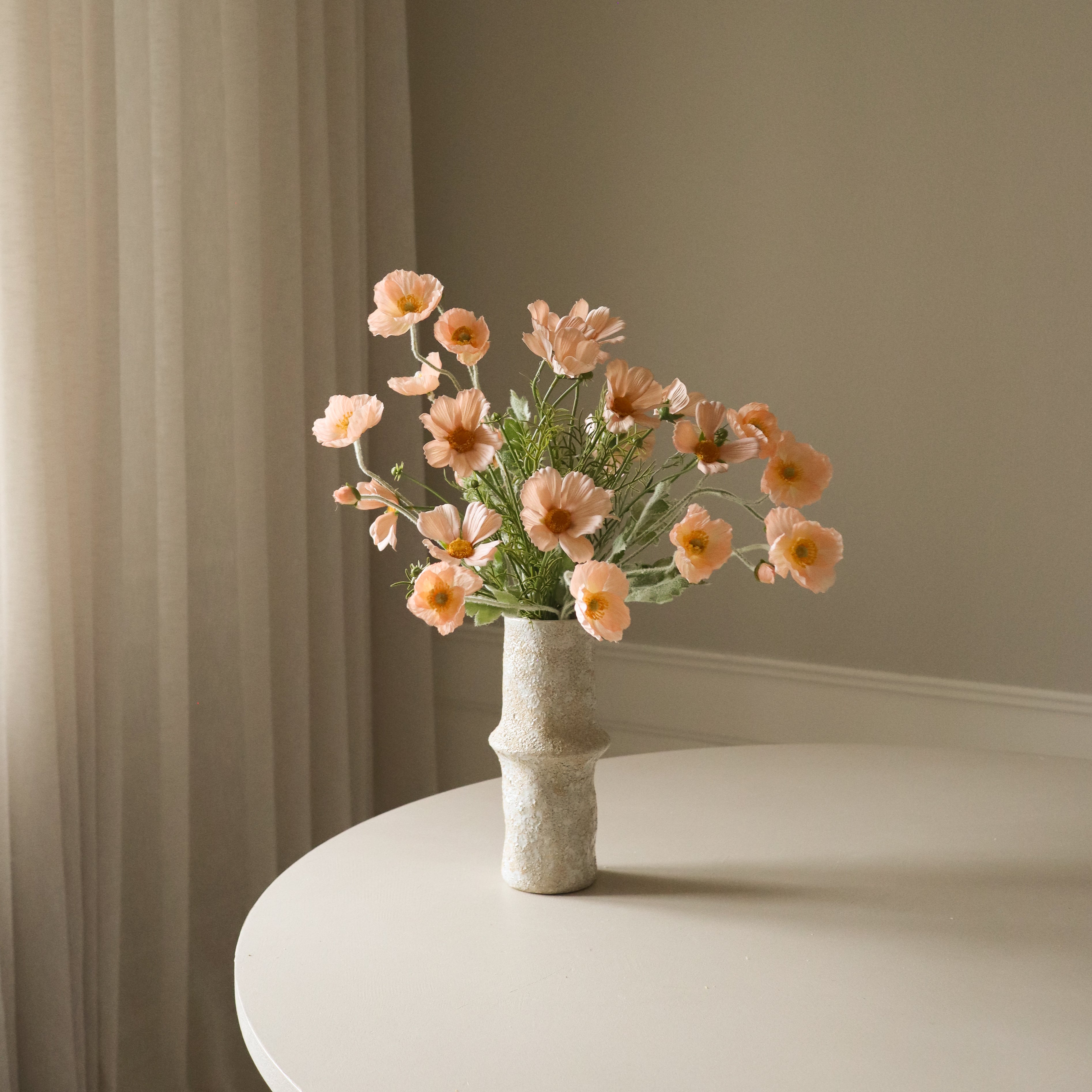 Apricot Breeze met vaas — kunstbloemen bundel van Botane, detailfoto 3