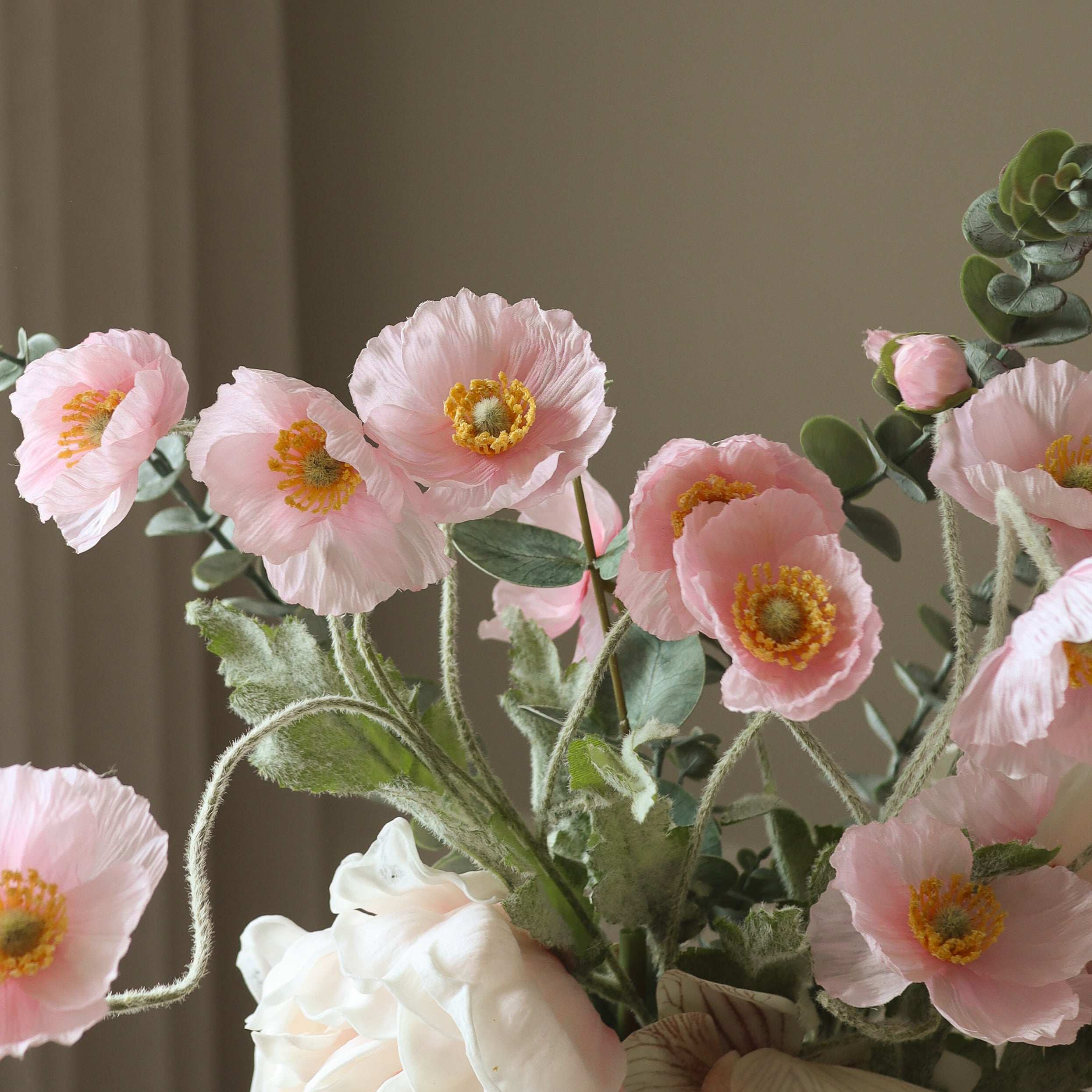 Petal Cascade — kunstbloemen boeket van Botane, detailfoto 2