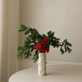 Winter Garnet met vaas — kunstbloemen bundel van Botane