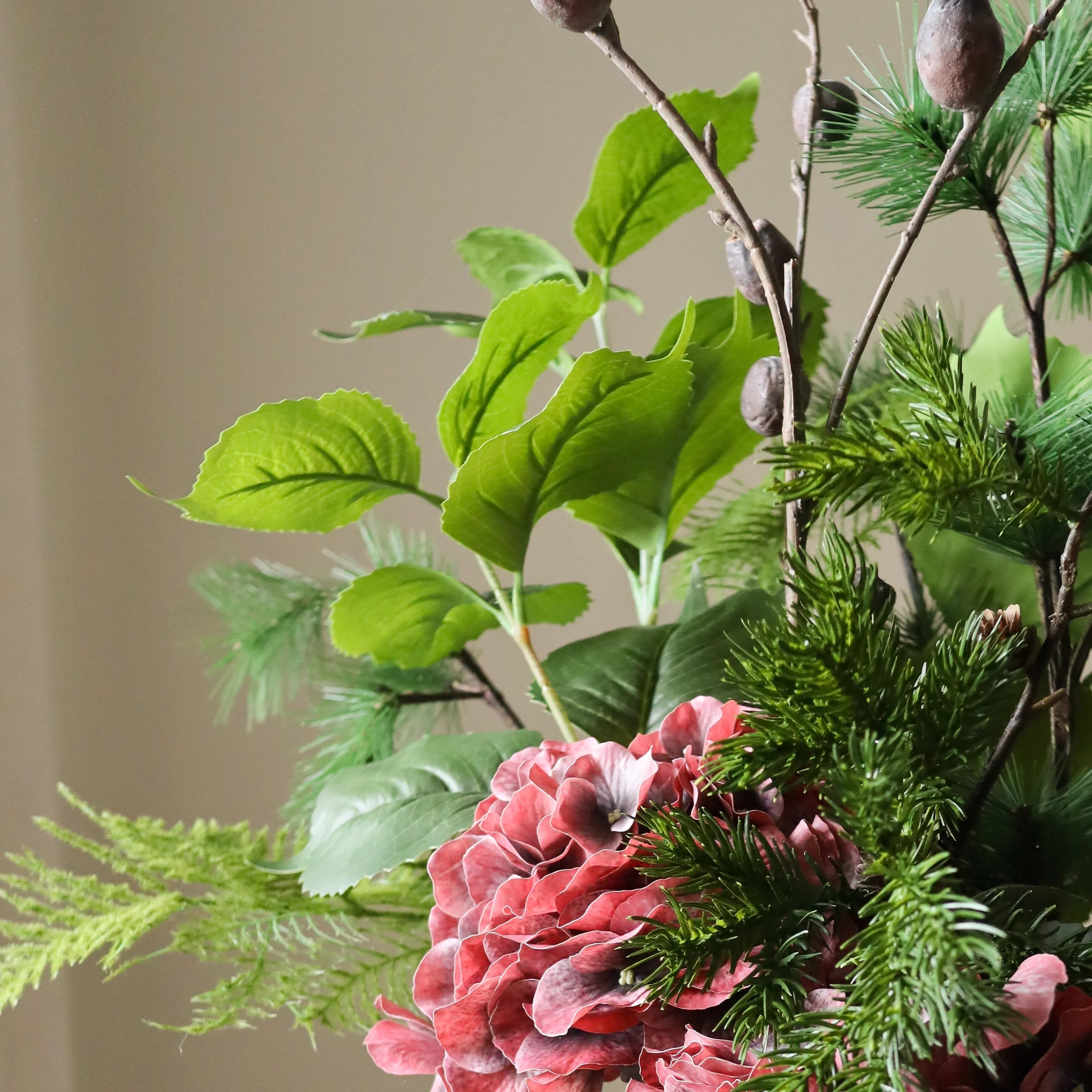 Scarlet Pine met vaas — kunstbloemen bundel van Botane, detailfoto 2