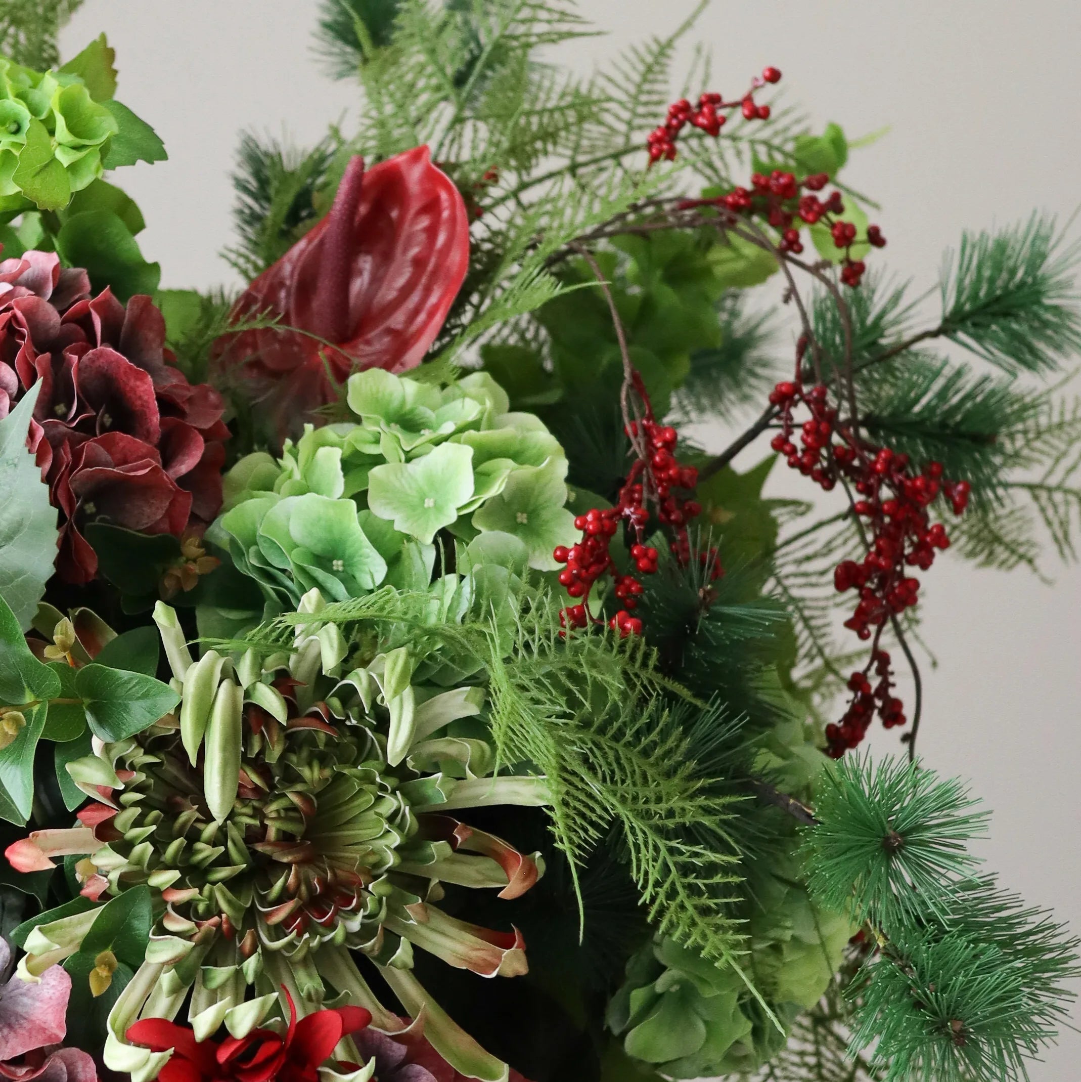 Crimson Evergreen — kunstbloemen boeket van Botane, detailfoto 2