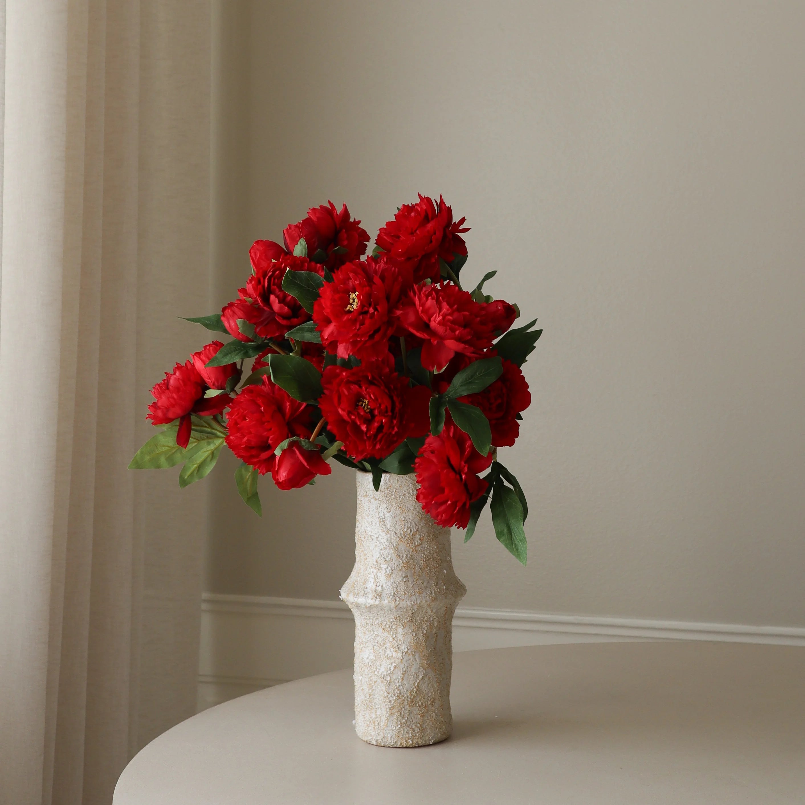 Dark Red Peony Bouquet met vaas — kunstbloemen bundel van Botane, detailfoto 3