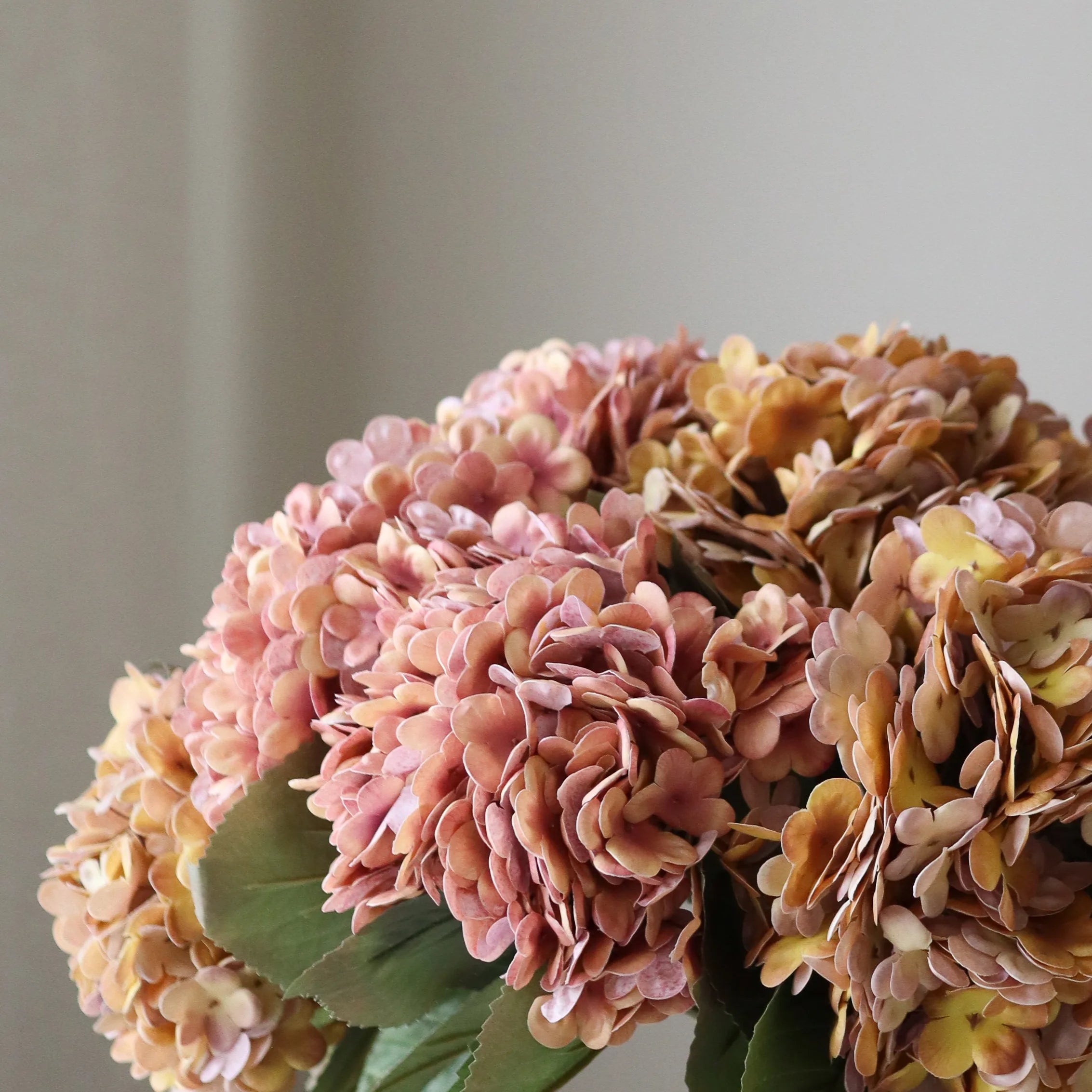 Seasonal Hydrangea Bouquet — kunstbloemen boeket van Botane, detailfoto 2