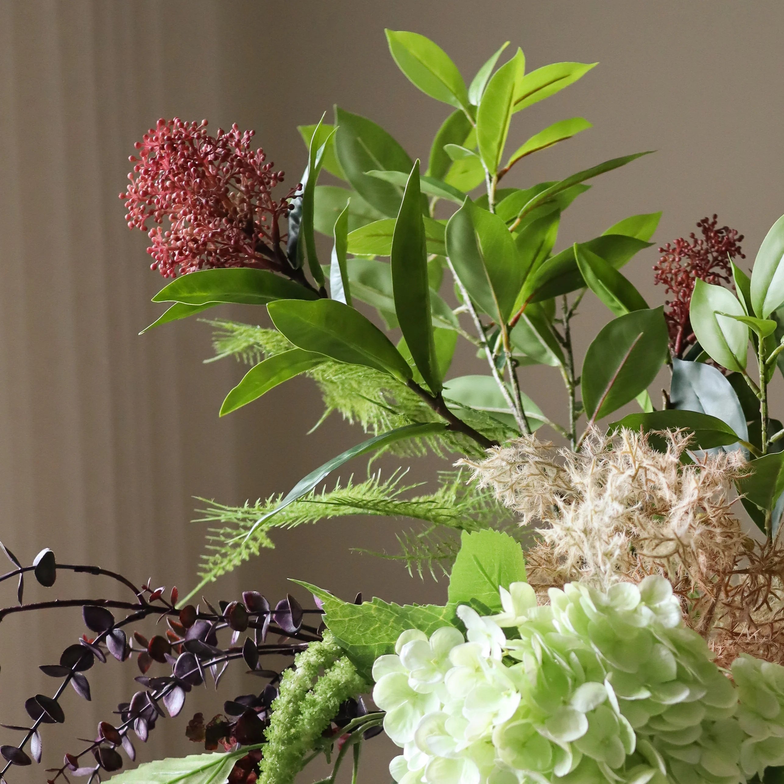 Wild Grove — kunstbloemen boeket van Botane, detailfoto 2