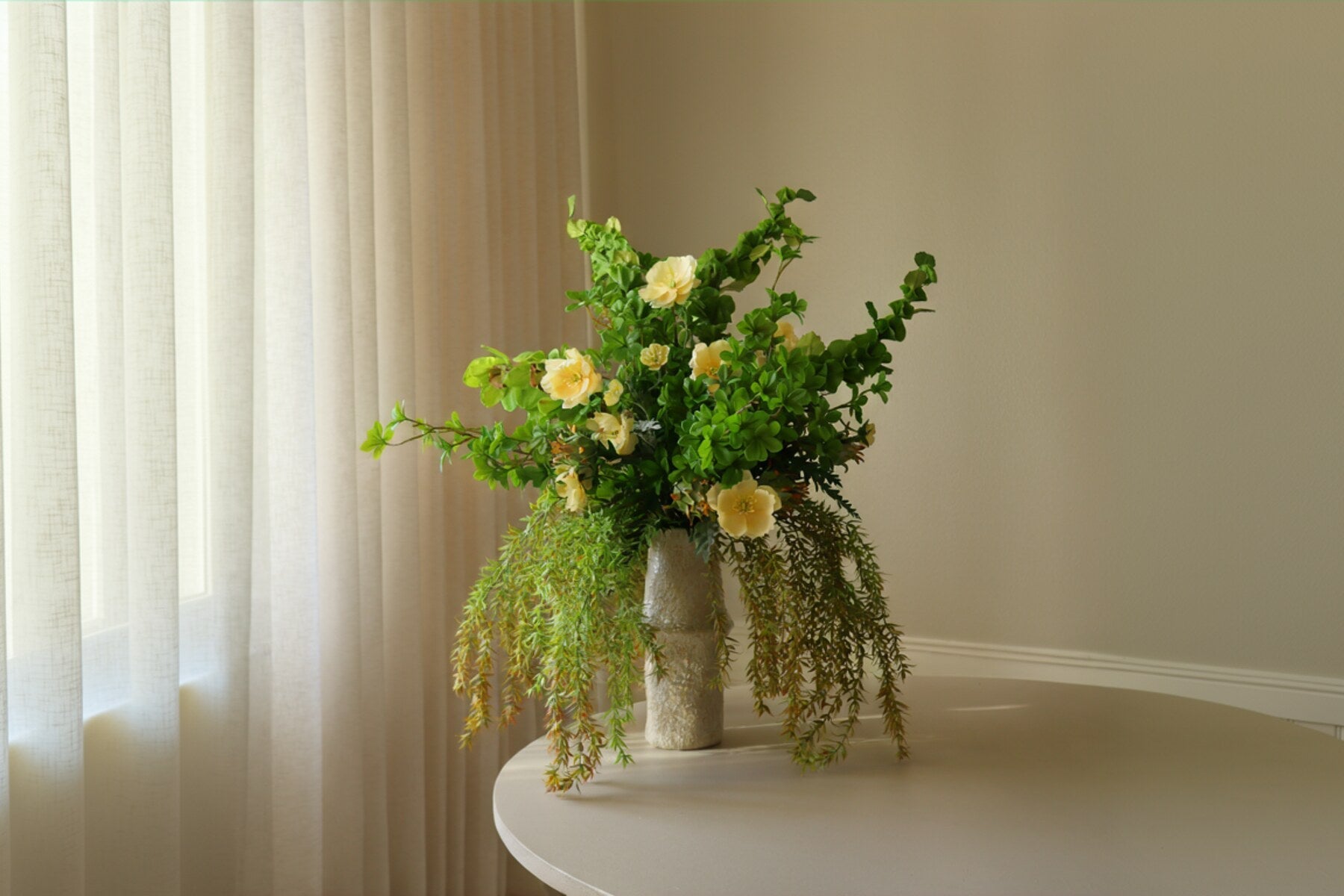 Kunstboeket op een ronde tafel in een formeel interieur