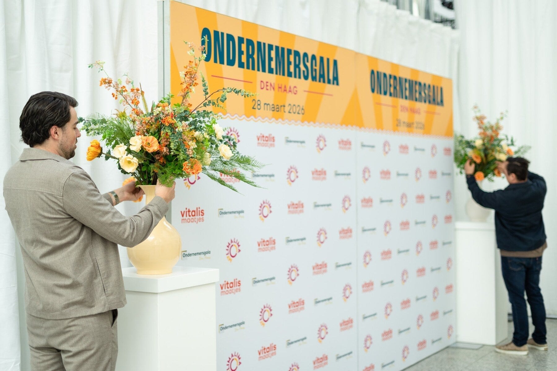 Blooms bloemarrangementen op een zakelijk evenement