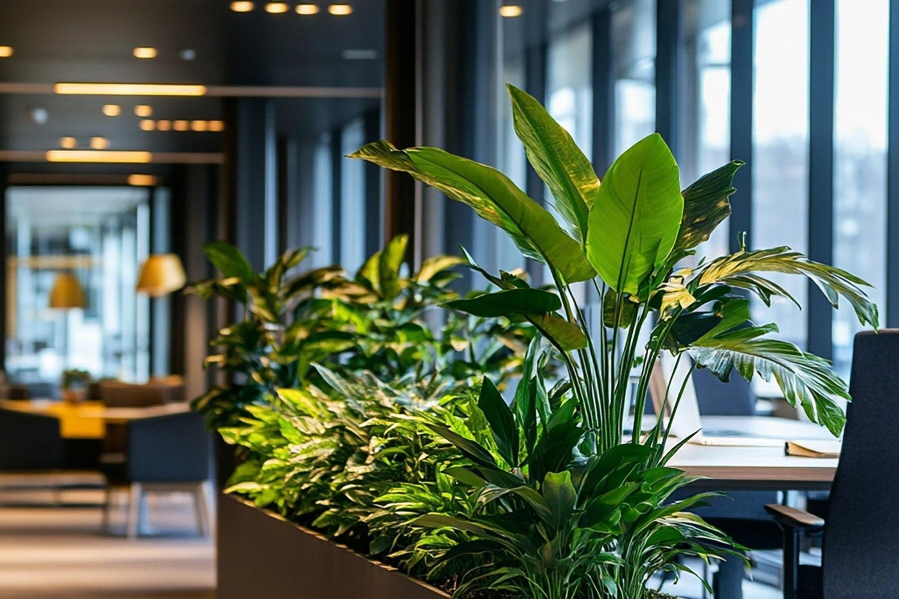 Grote plantenbak met kunstplanten in een moderne kantoorruimte
