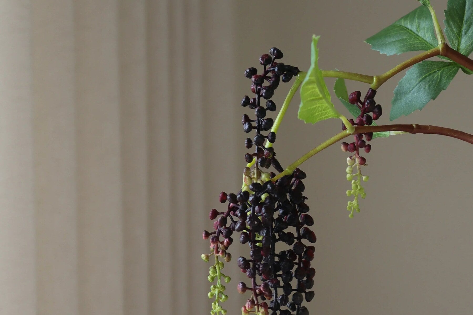 Kunstbloemen in een vaas tegen een neutrale achtergrond