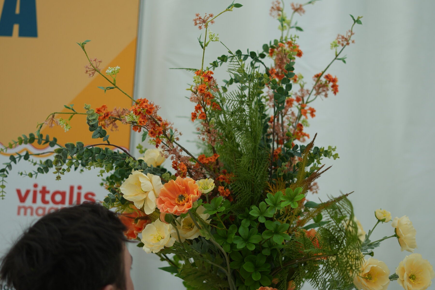 Bloemenarrangement op een zakelijk event in Den Haag