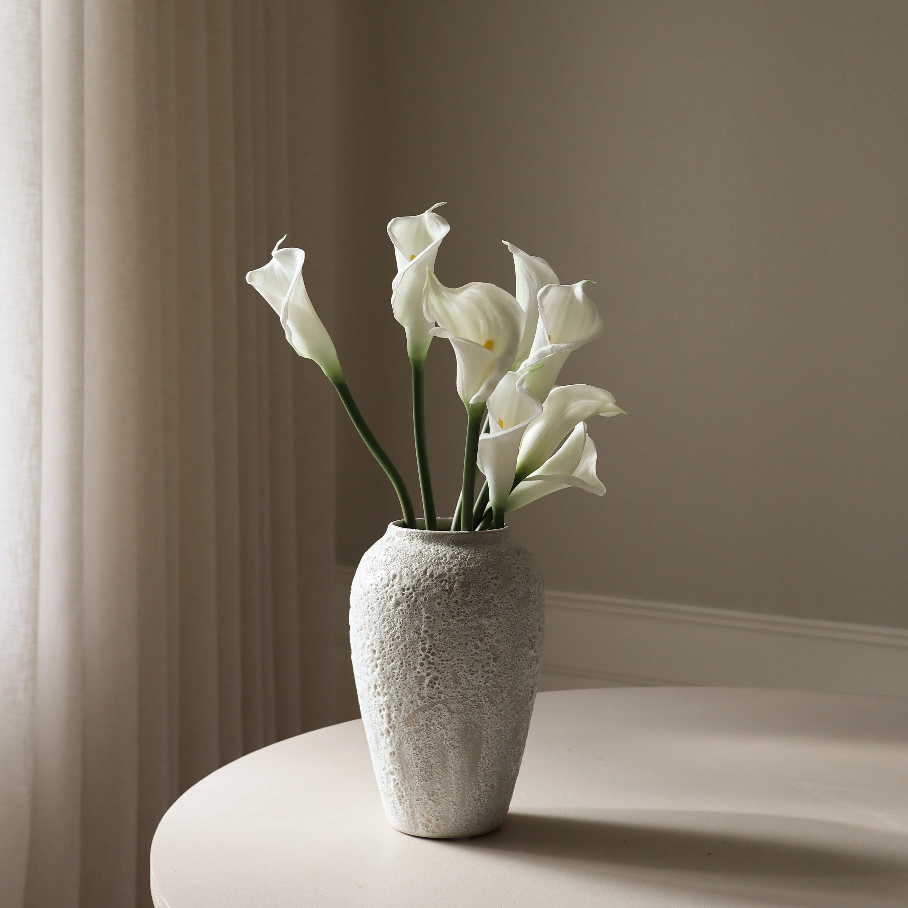 White Calla Lily Bouquet — kunstbloemen boeket van Botane, detailfoto 2