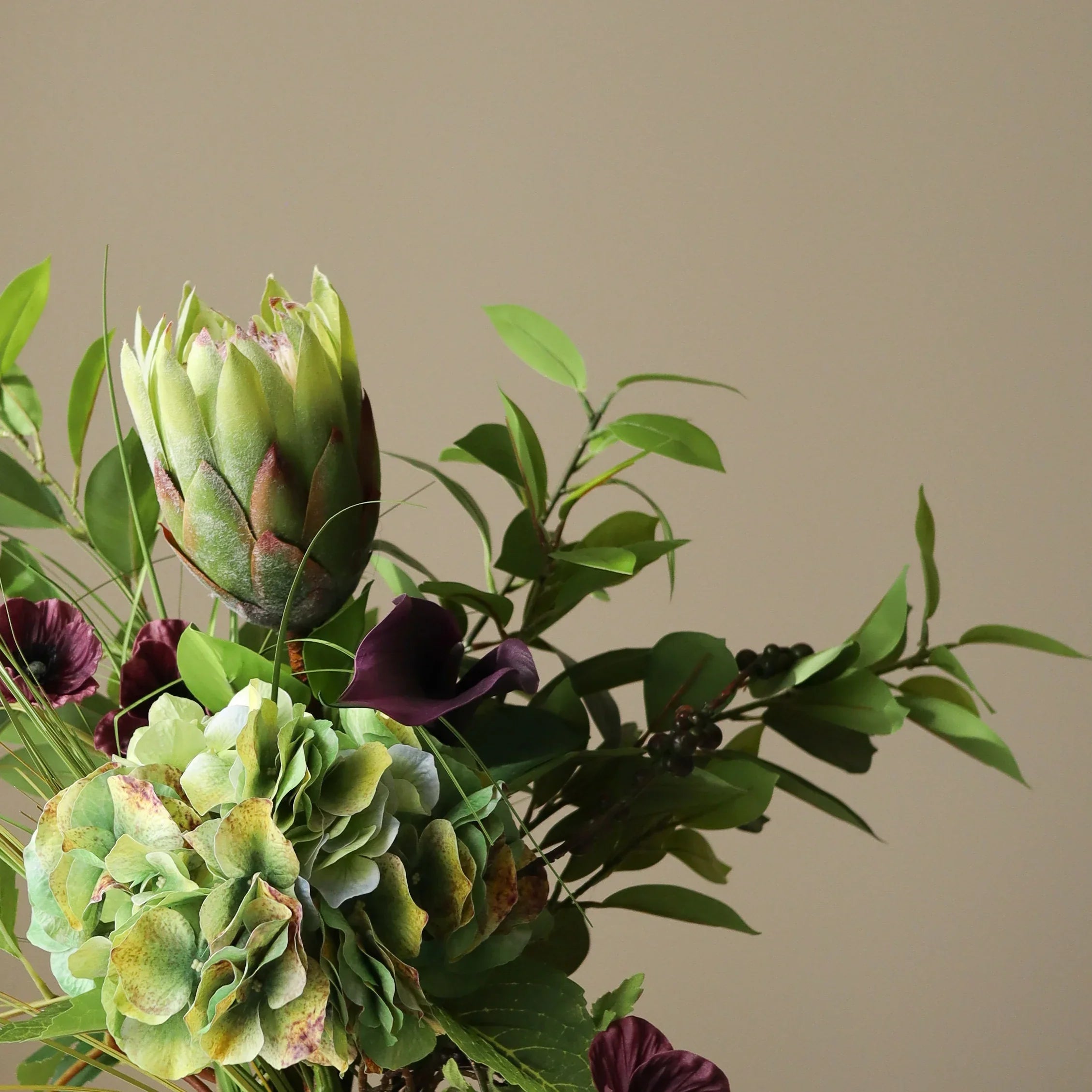 Obsidian Bloom — kunstbloemen boeket van Botane, detailfoto 2
