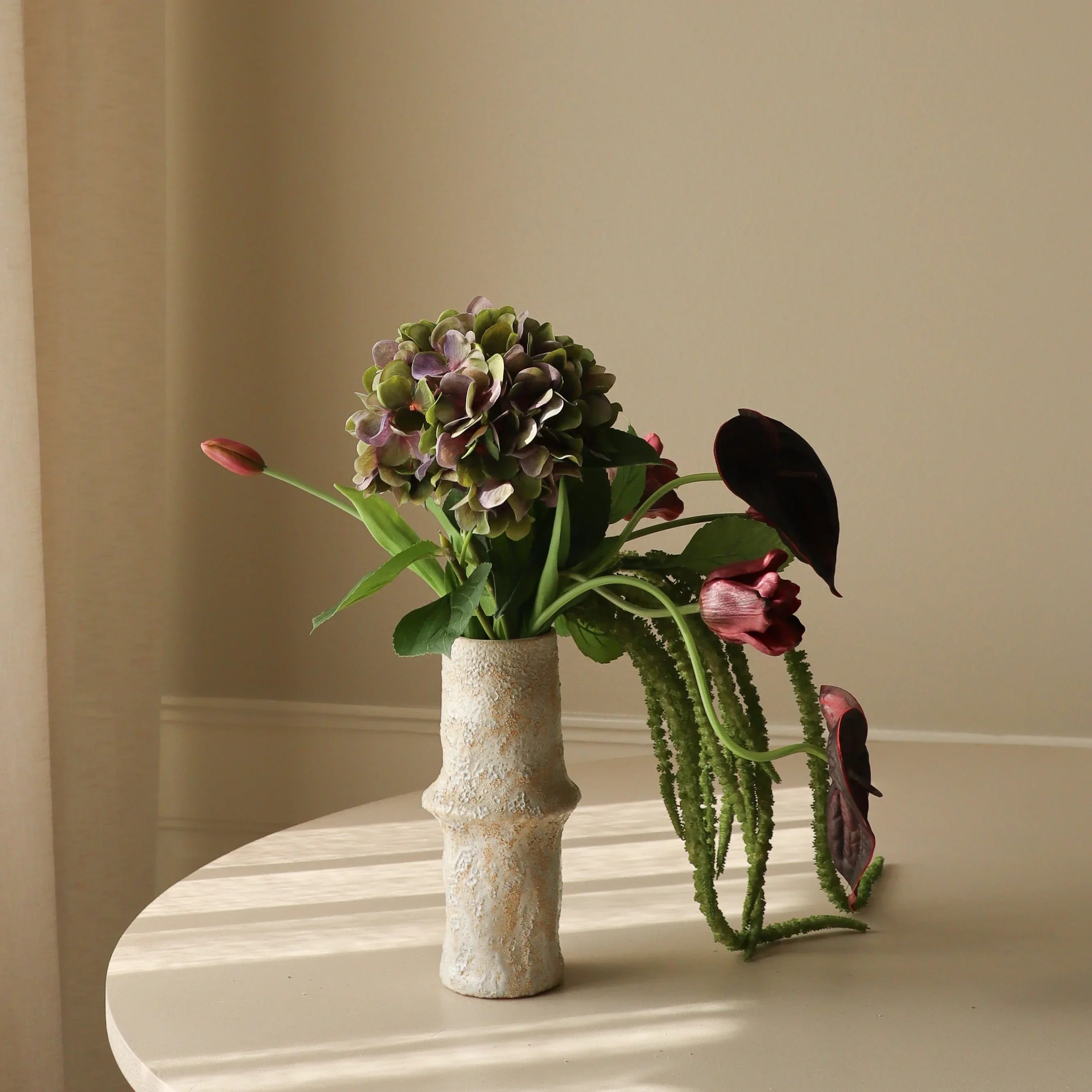 Velvet Shadow met vaas — kunstbloemen bundel van Botane, detailfoto 3