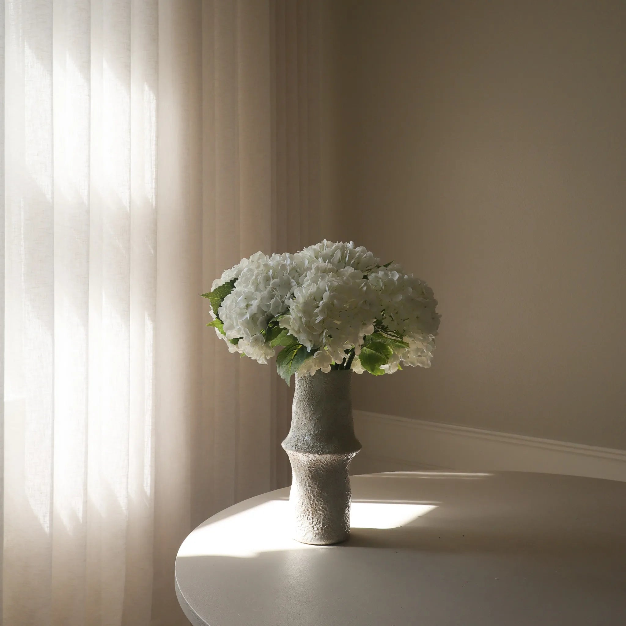 White Hydrangea Bouquet — kunstbloemen boeket van Botane, detailfoto 3