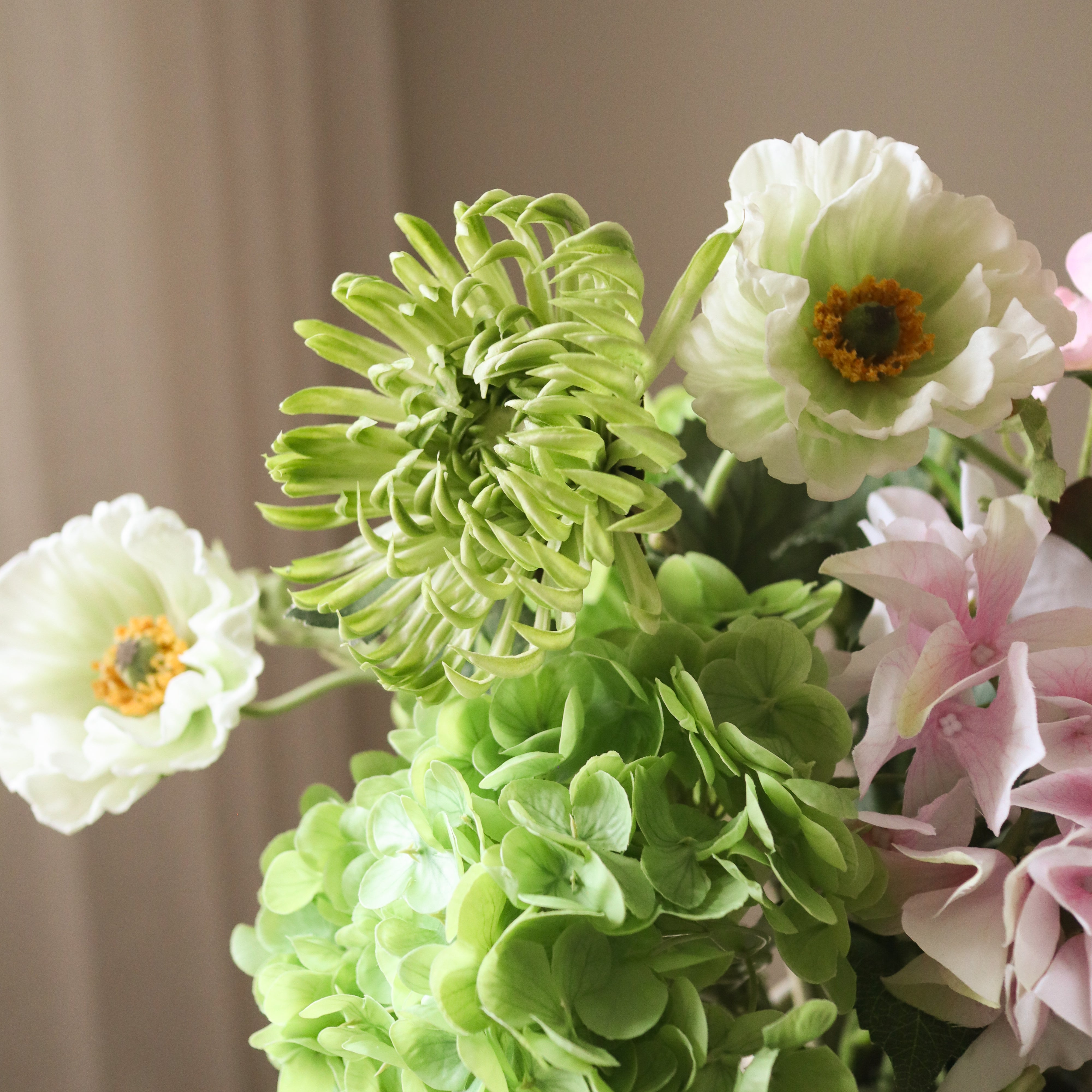 Verdant Blush — kunstbloemen boeket van Botane, detailfoto 3