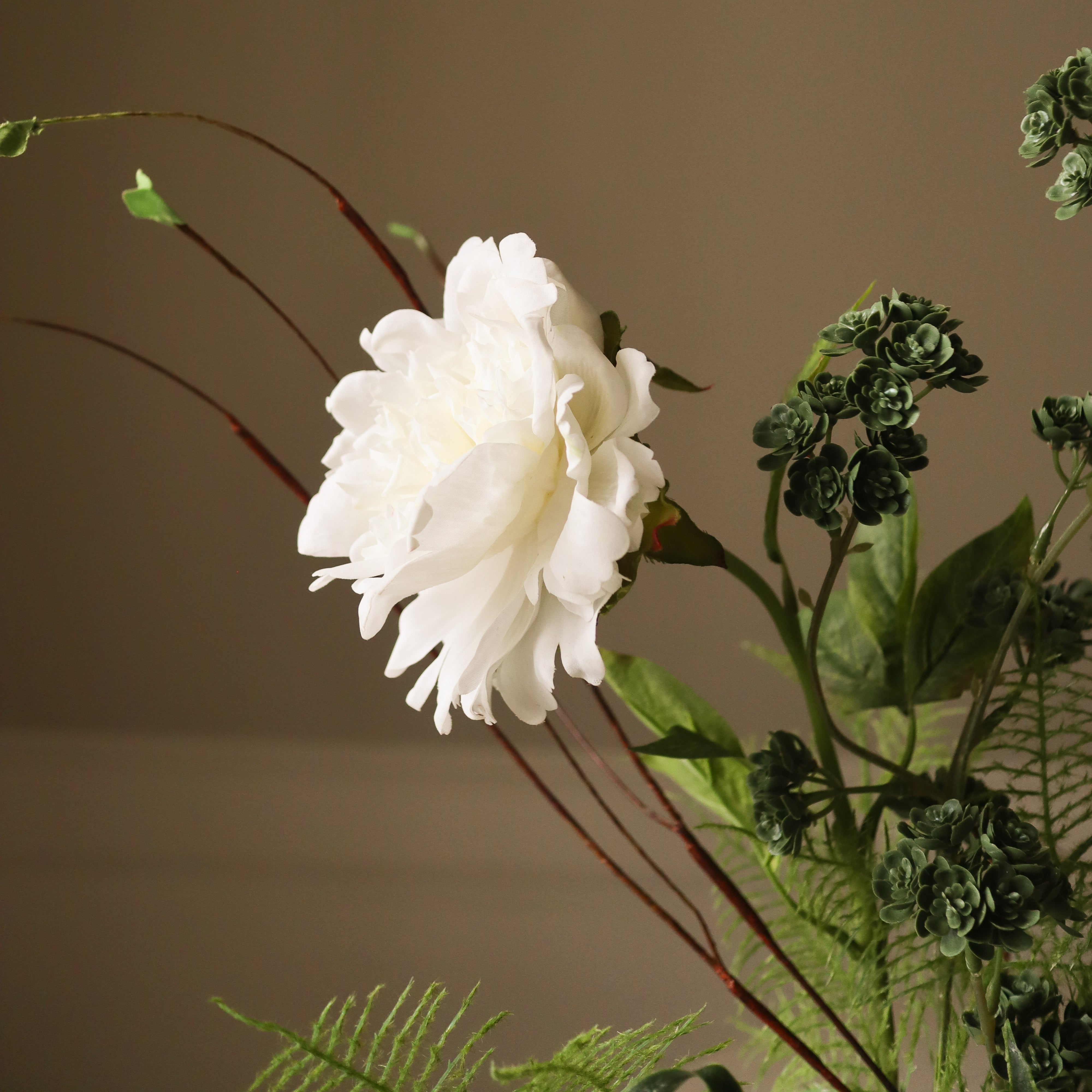 Botanical Whisper — kunstbloemen boeket van Botane, detailfoto 3