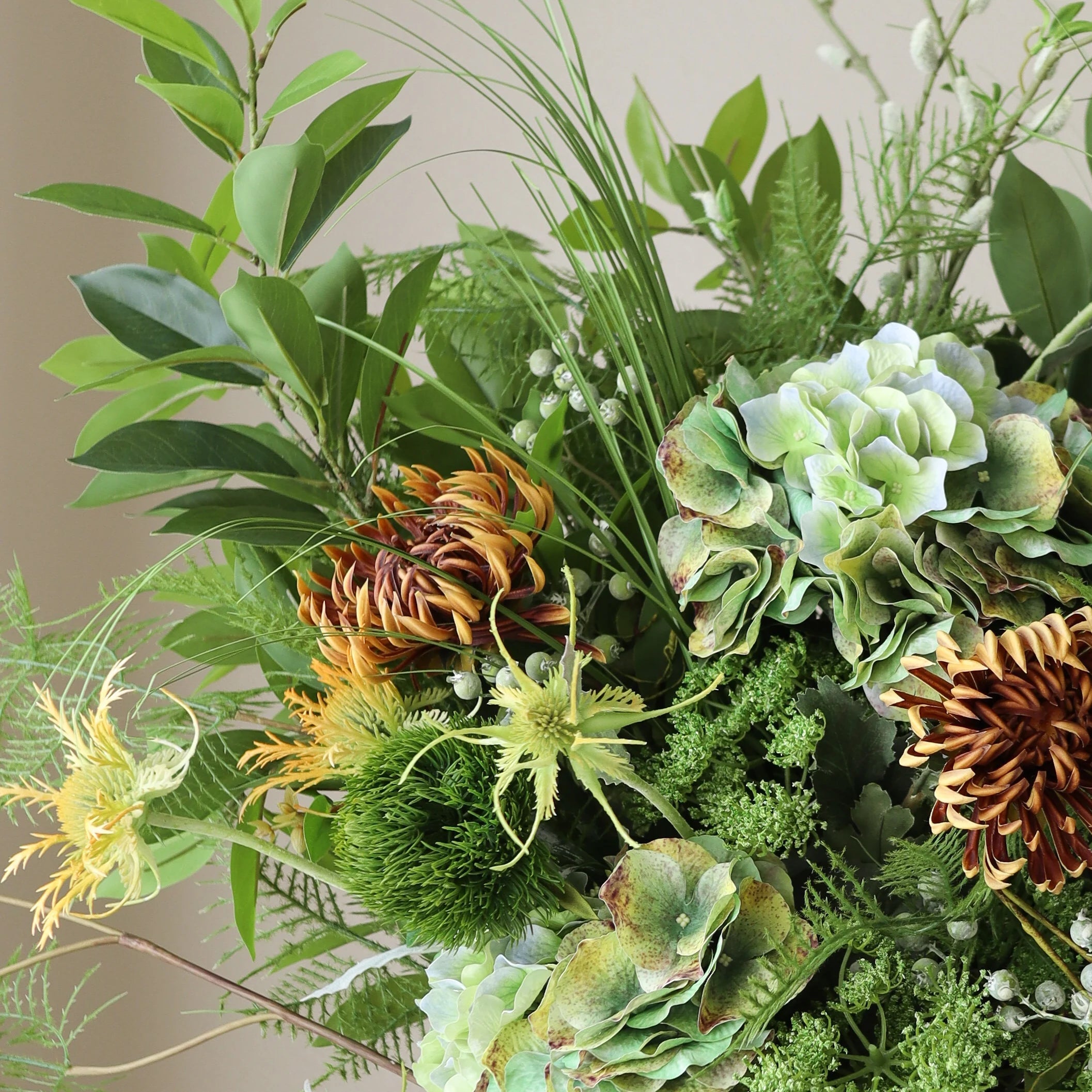 Verdant Majesty — kunstbloemen boeket van Botane, detailfoto 2