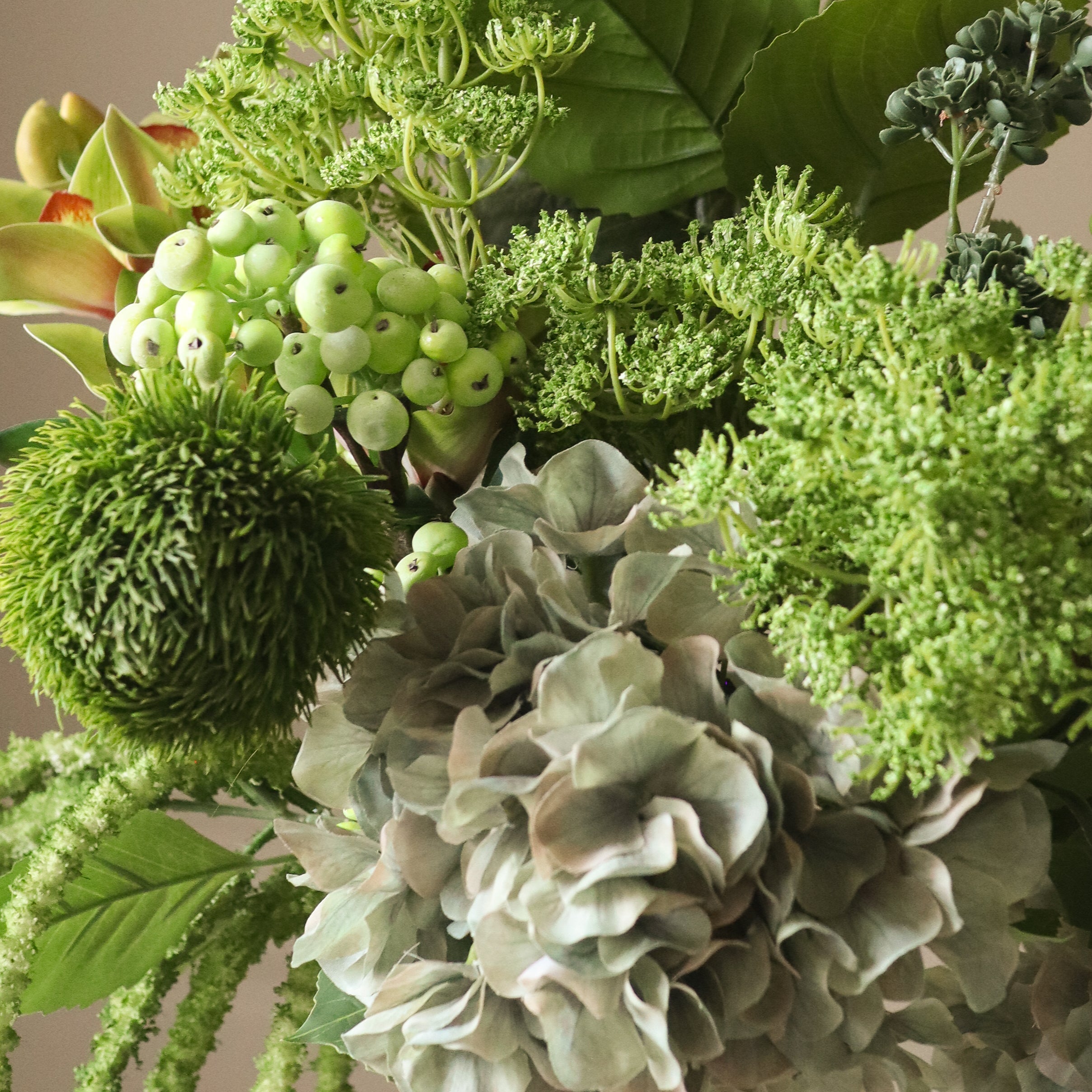 Emerald Essence met vaas — kunstbloemen bundel van Botane, detailfoto 3