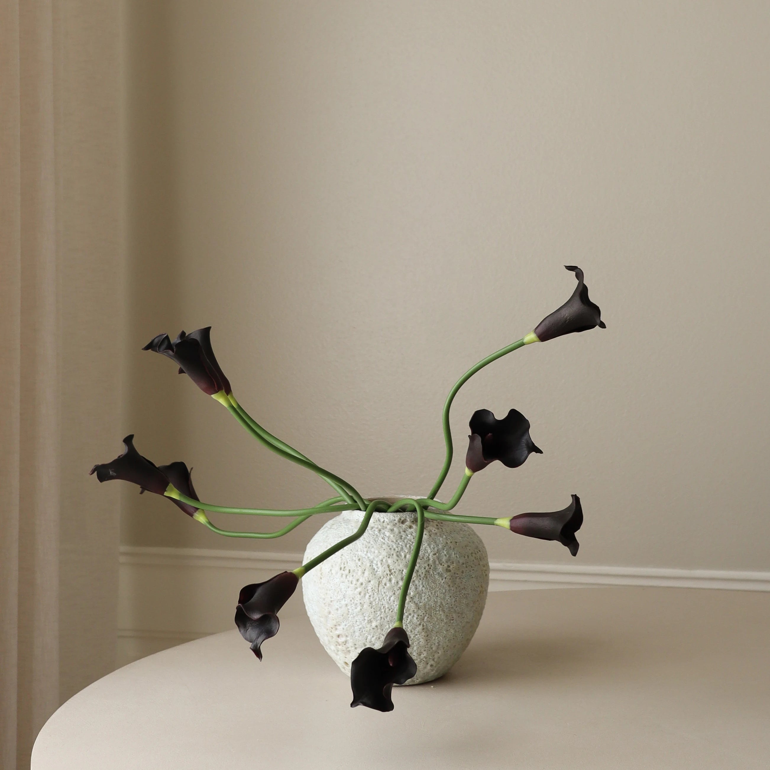 Black Calla Lily Bouquet — kunstbloemen boeket van Botane, detailfoto 3
