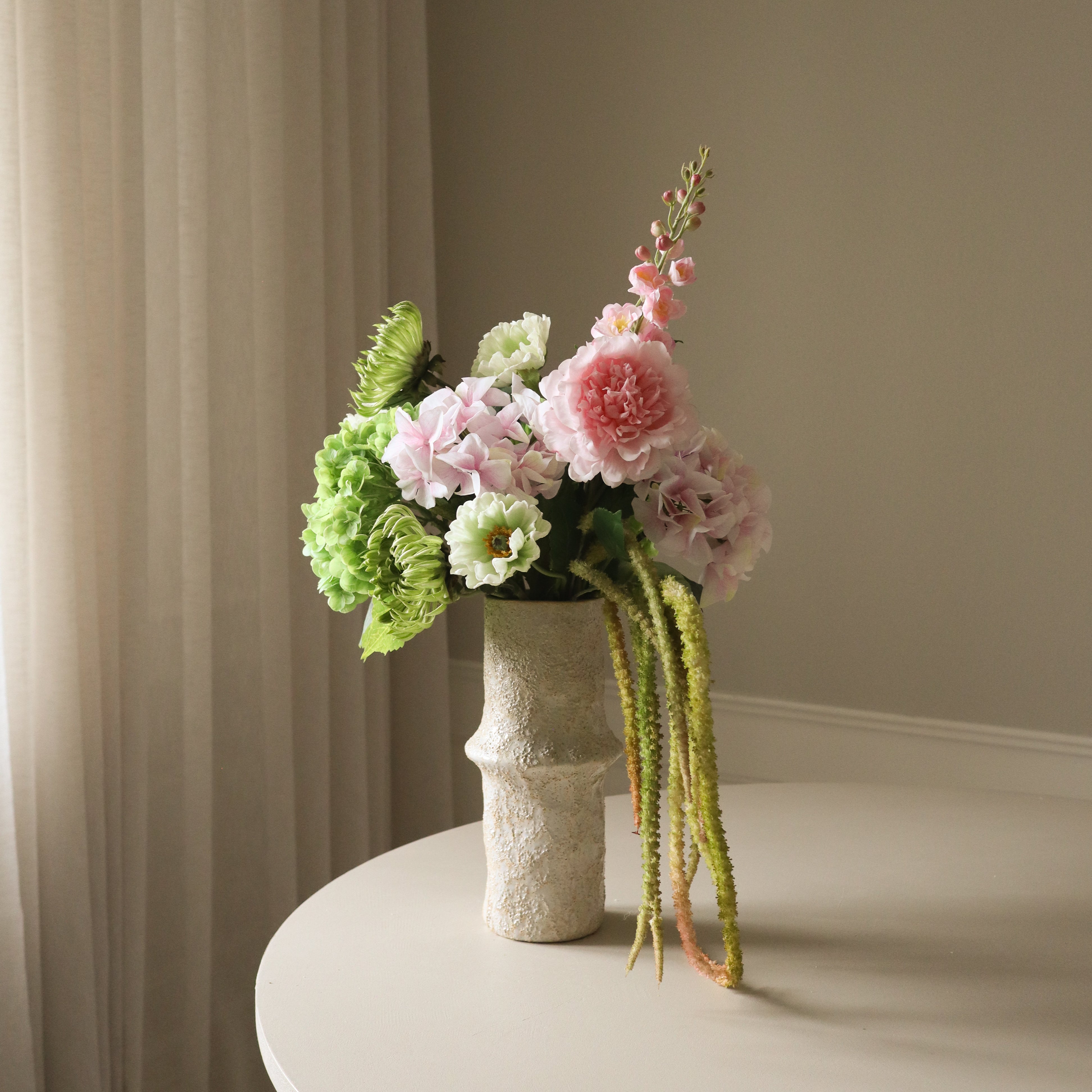 Verdant Blush met vaas — kunstbloemen bundel van Botane, detailfoto 2