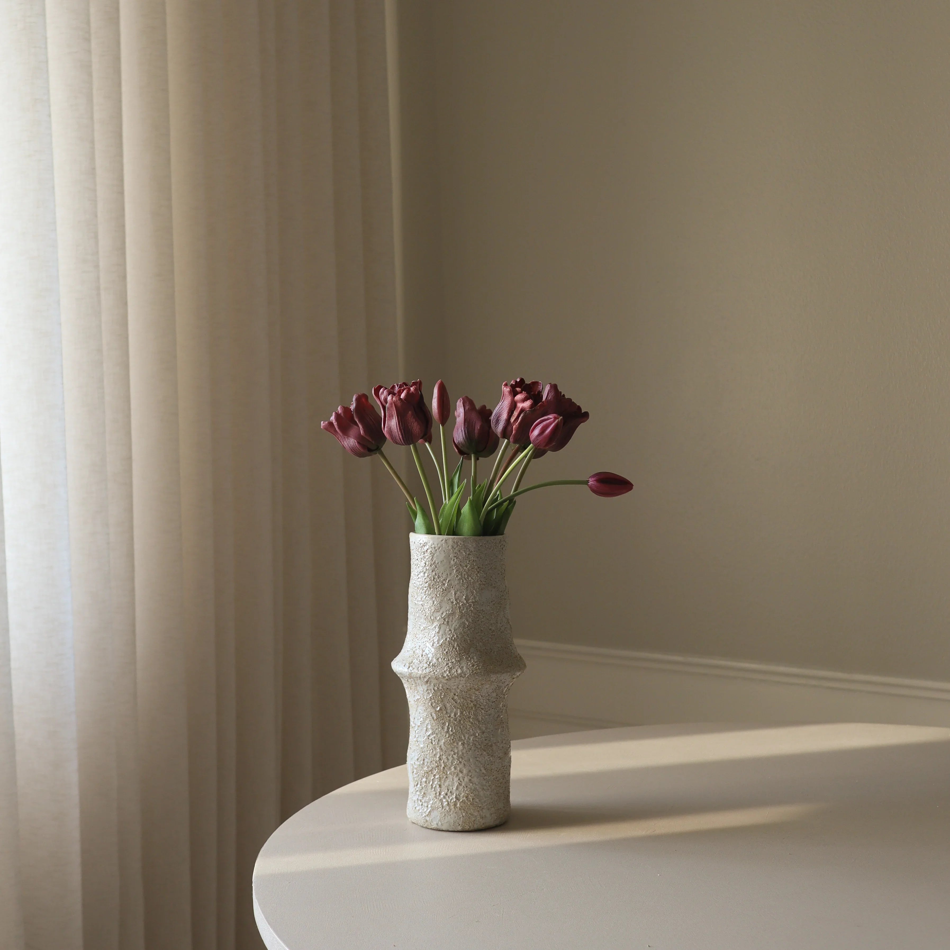 Purple Triumph Tulip Bouquet met vaas — kunstbloemen bundel van Botane