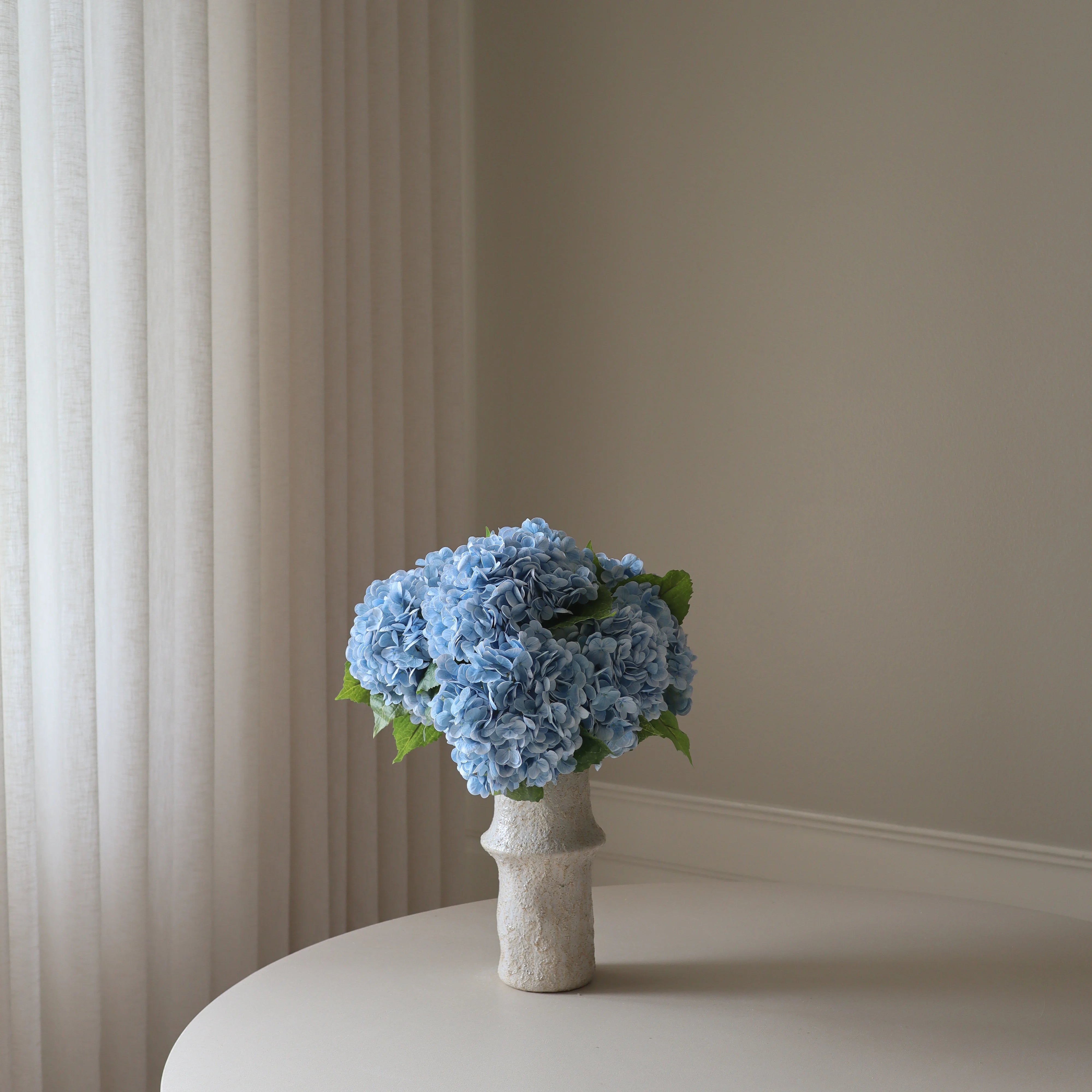 Blue Hydrangea Bouquet — kunstbloemen boeket van Botane