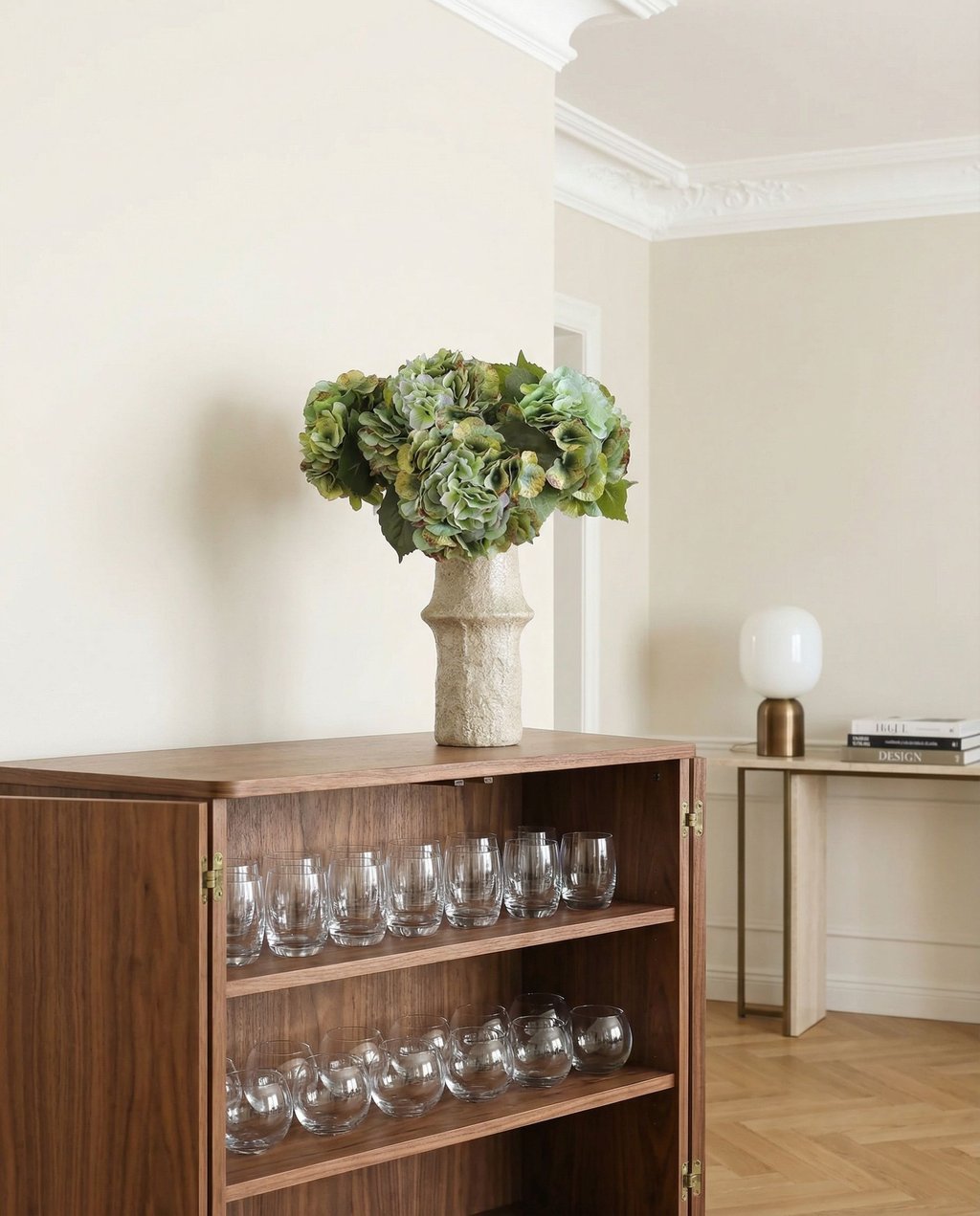 Olive Green Hydrangea Bouquet met vaas — kunstbloemen bundel van Botane, detailfoto 4