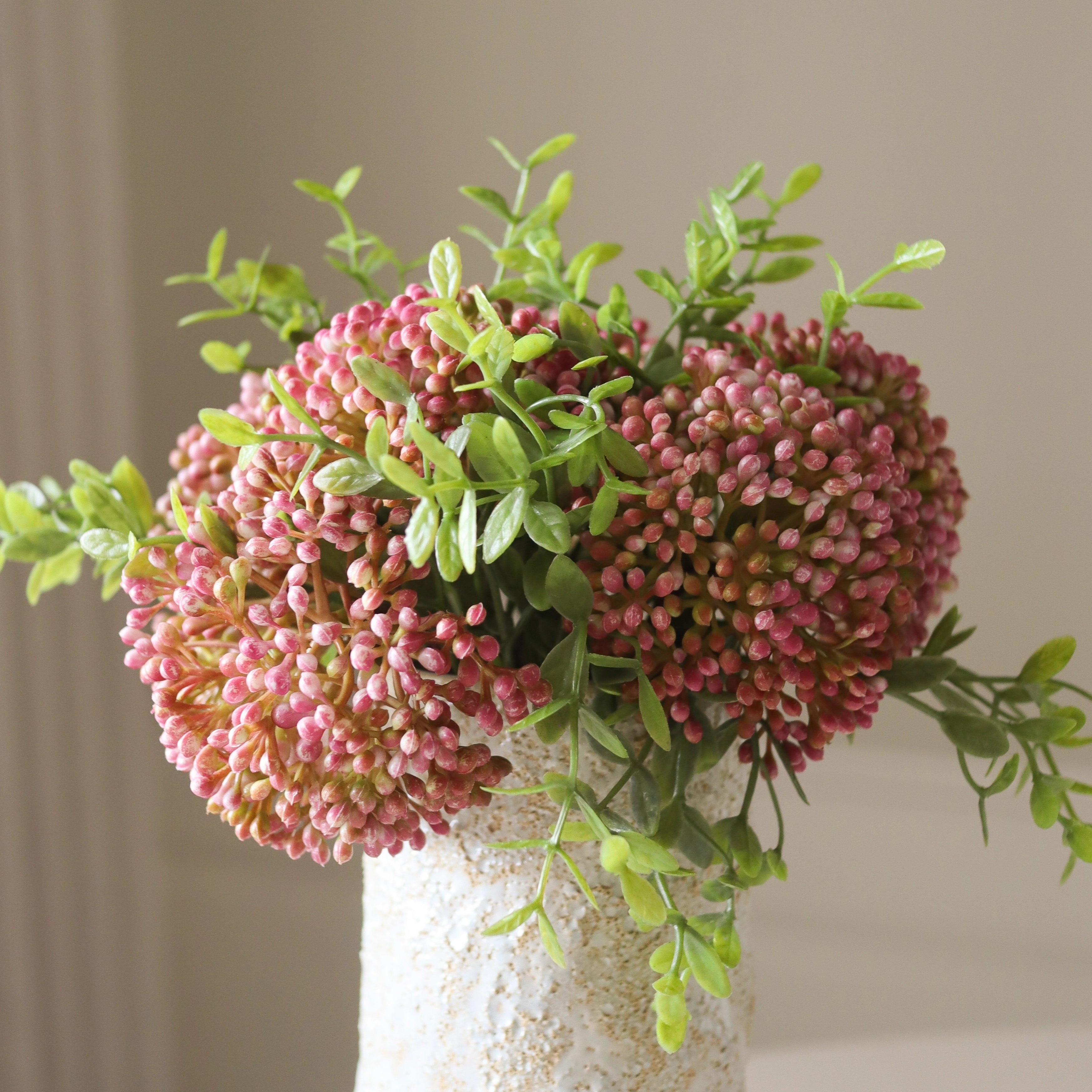 Purple Mini Berry Branch Bouquet met vaas — kunstbloemen bundel van Botane, detailfoto 2