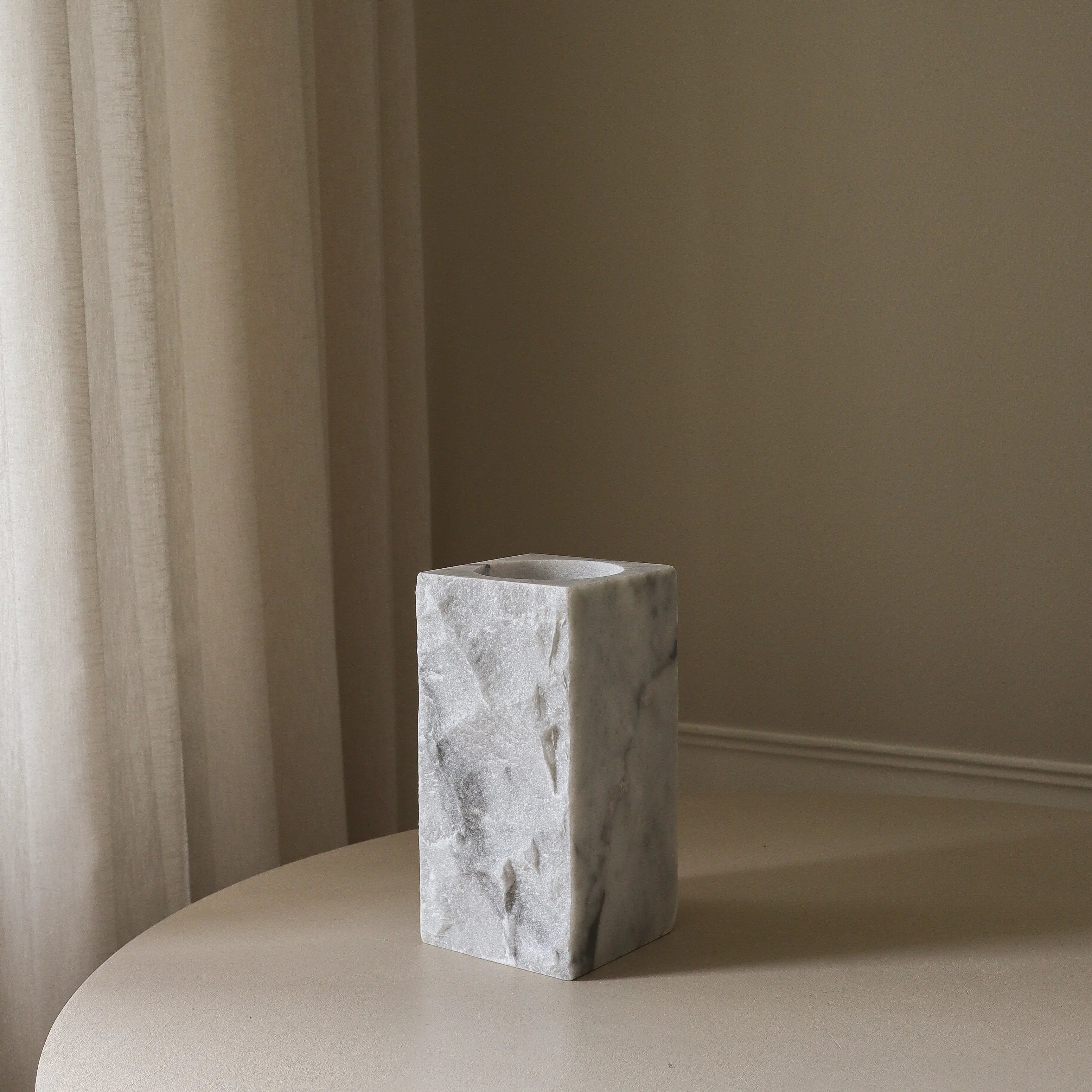 Large Carrara White Marble Edge Vase - design vaas detailopname