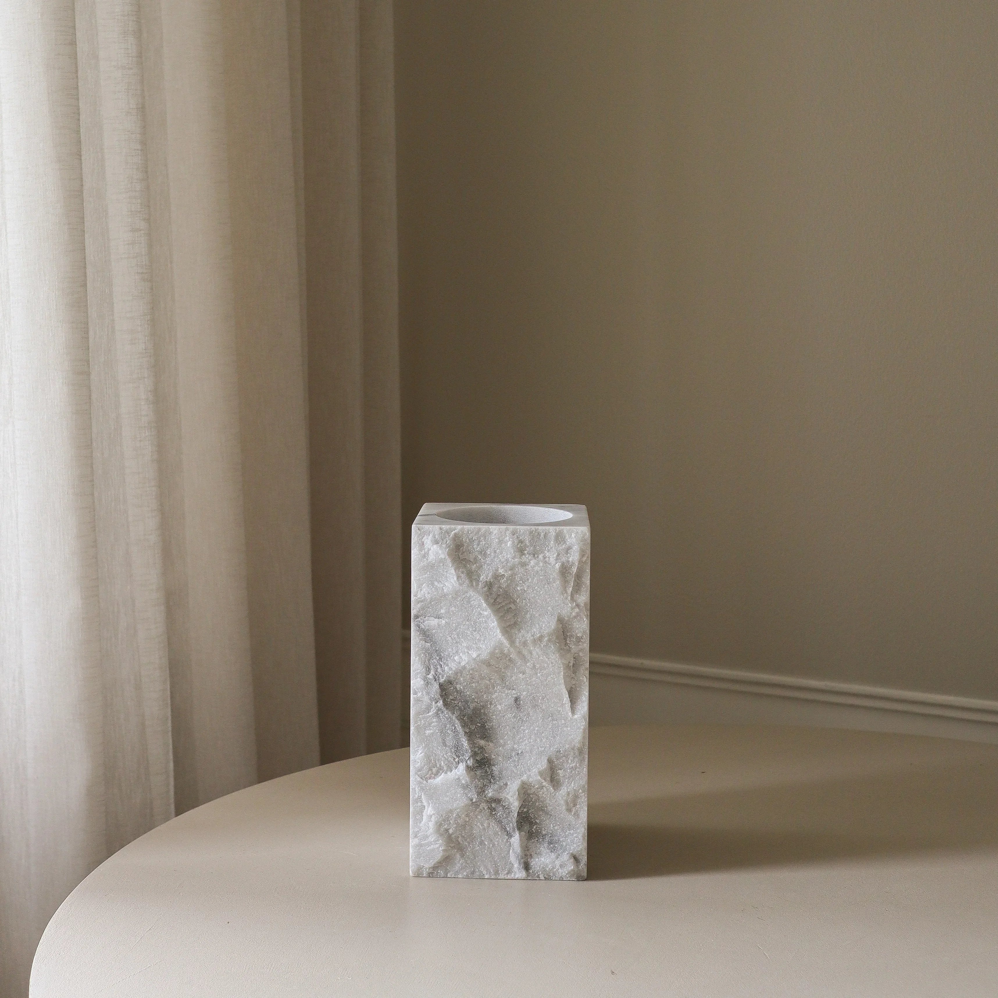 Large Carrara White Marble Edge Vase - design vaas in interieur setting