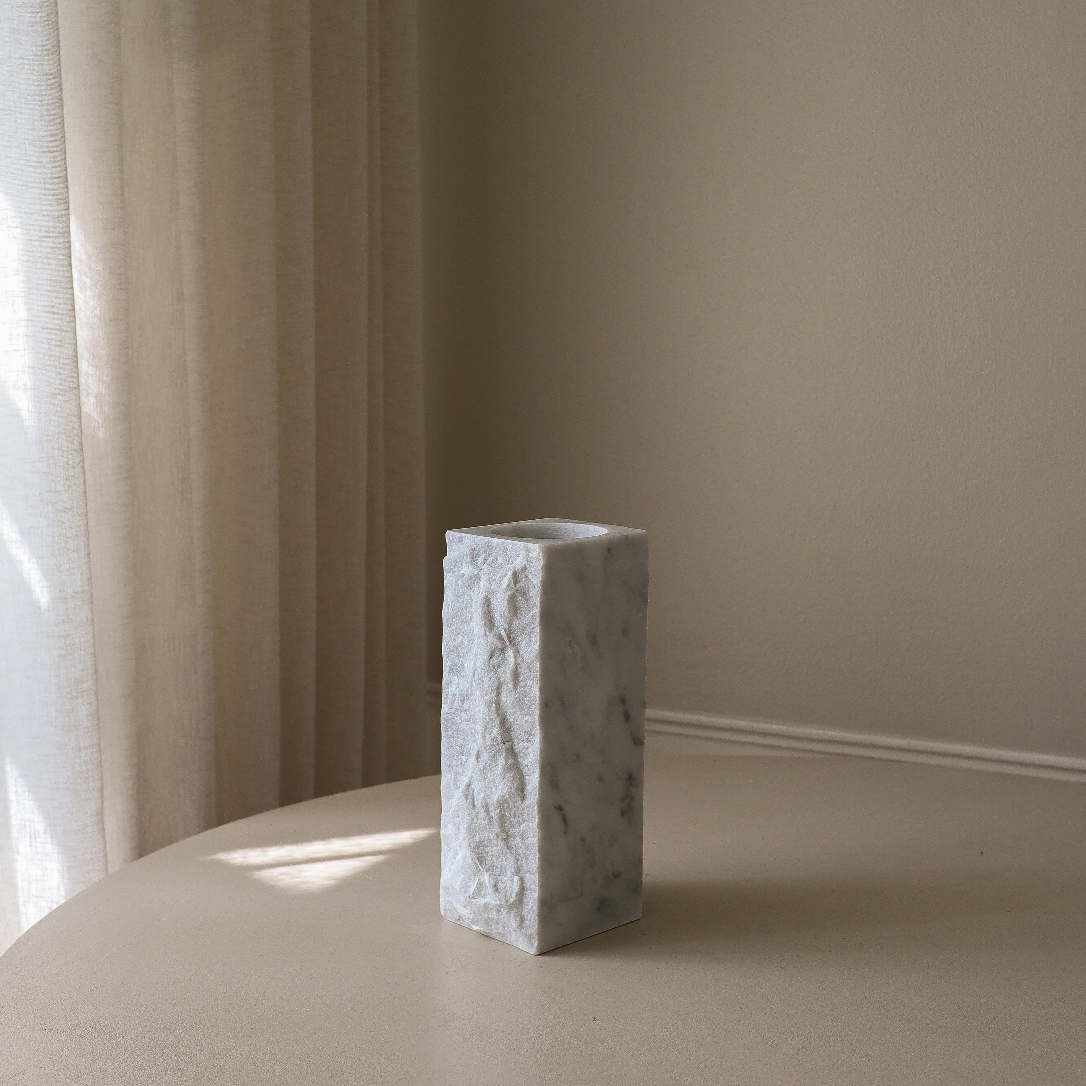 Medium Carrara White Marble Edge Vase - design vaas detailopname