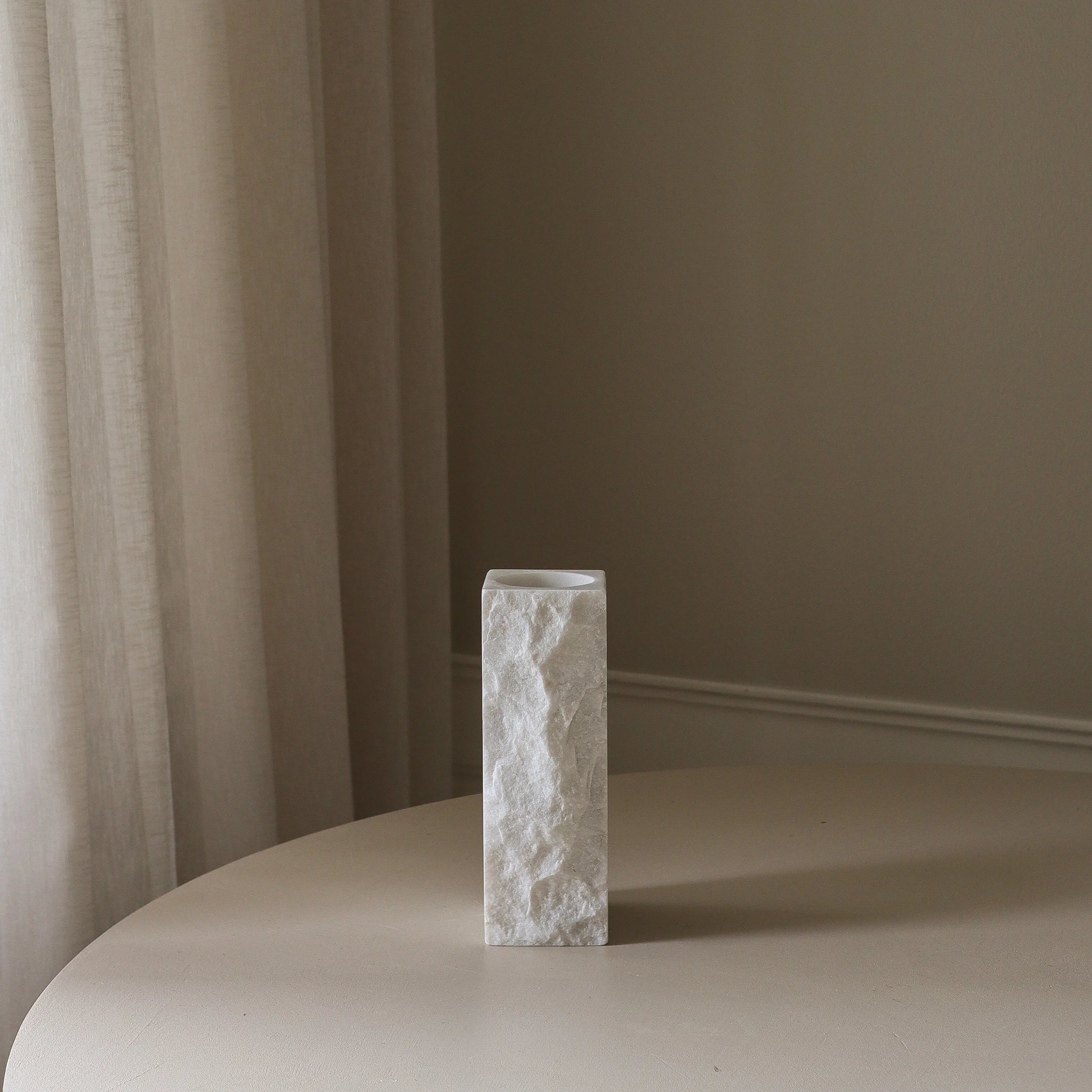Small Carrara White Marble
Edge Vase - design vaas in interieur setting